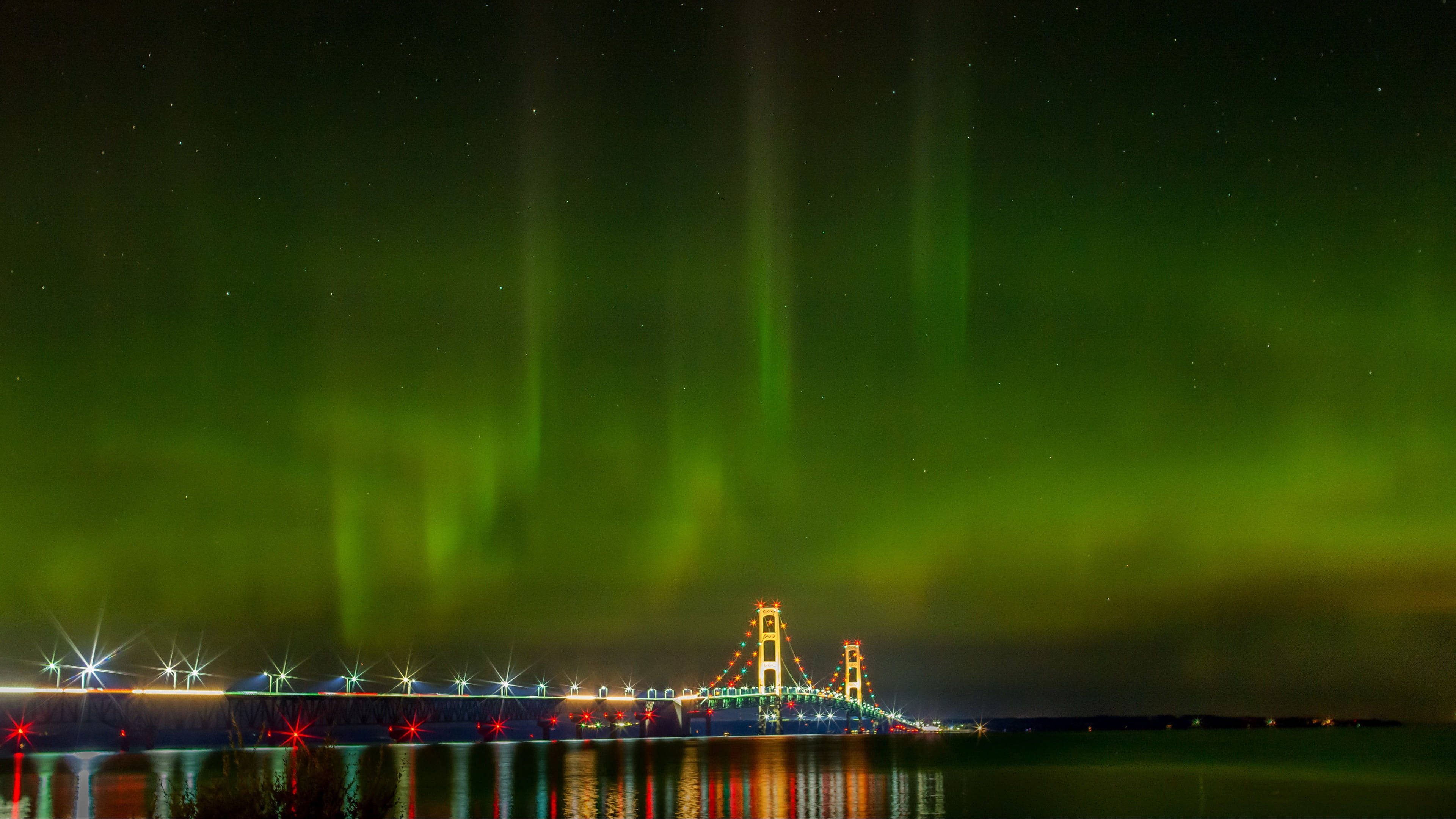 Daraja la Mackinac na Aurora Borealis Picha ya Ukuta