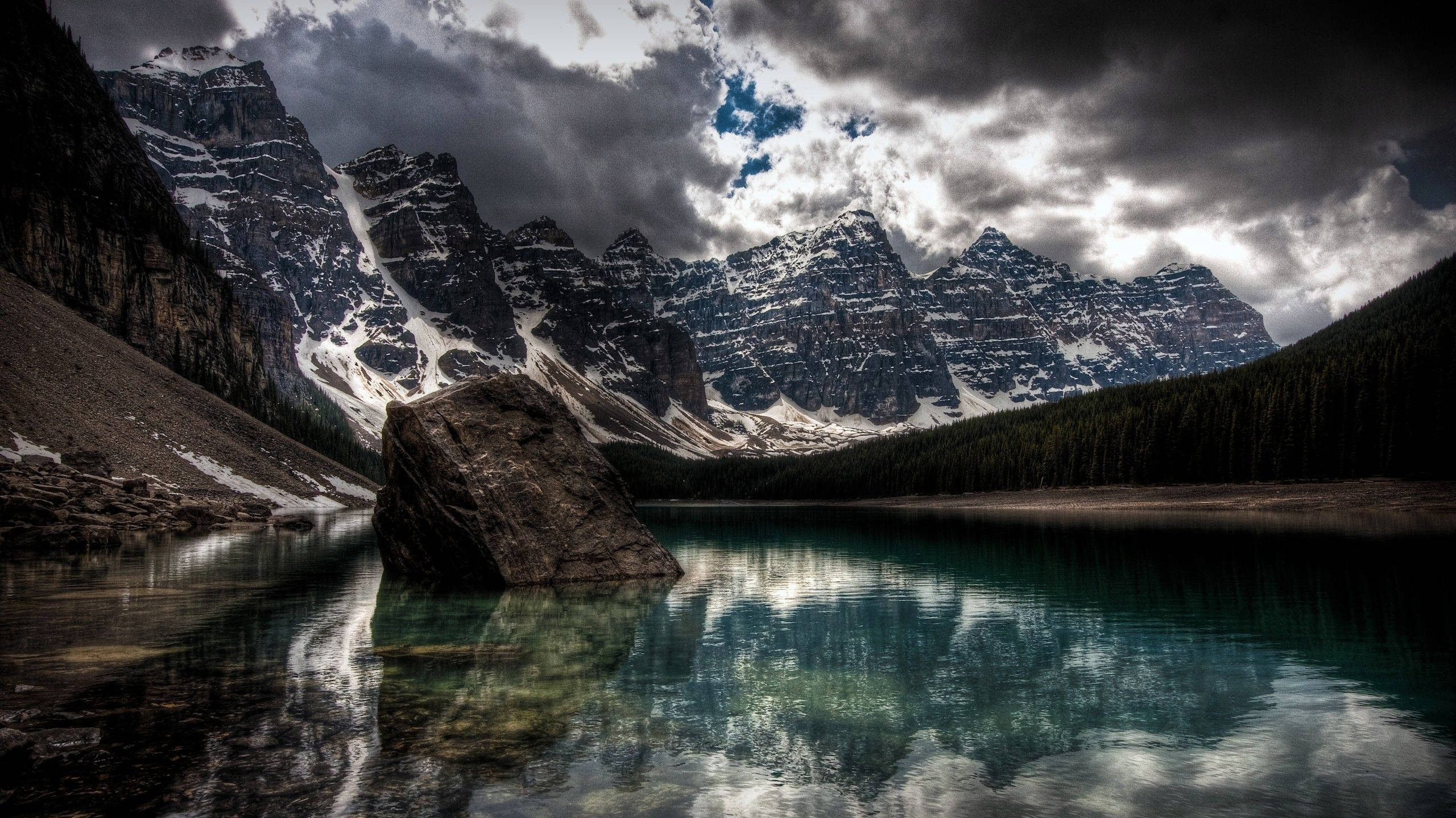 Dark Moraine Lake Picha ya Ukuta