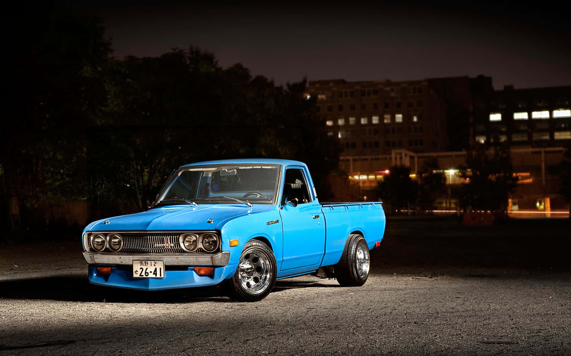 Datsun ya Kale ya Mashine ya Mwendo Juu ya Barabara Picha ya Ukuta