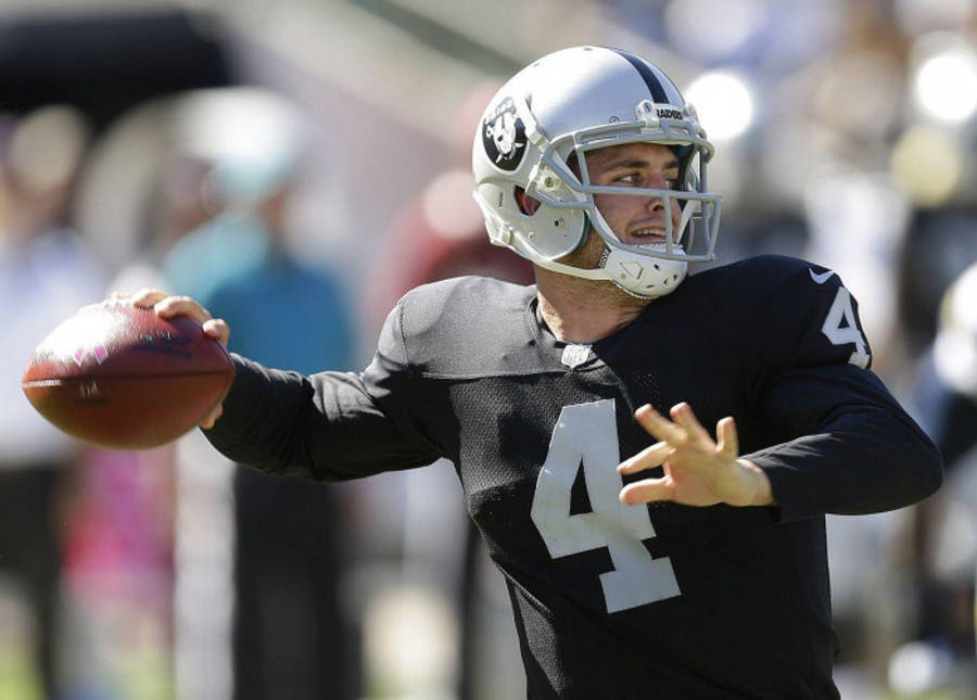 Derek Carr Inachukua Kipimo cha Kutupa Picha ya Ukuta