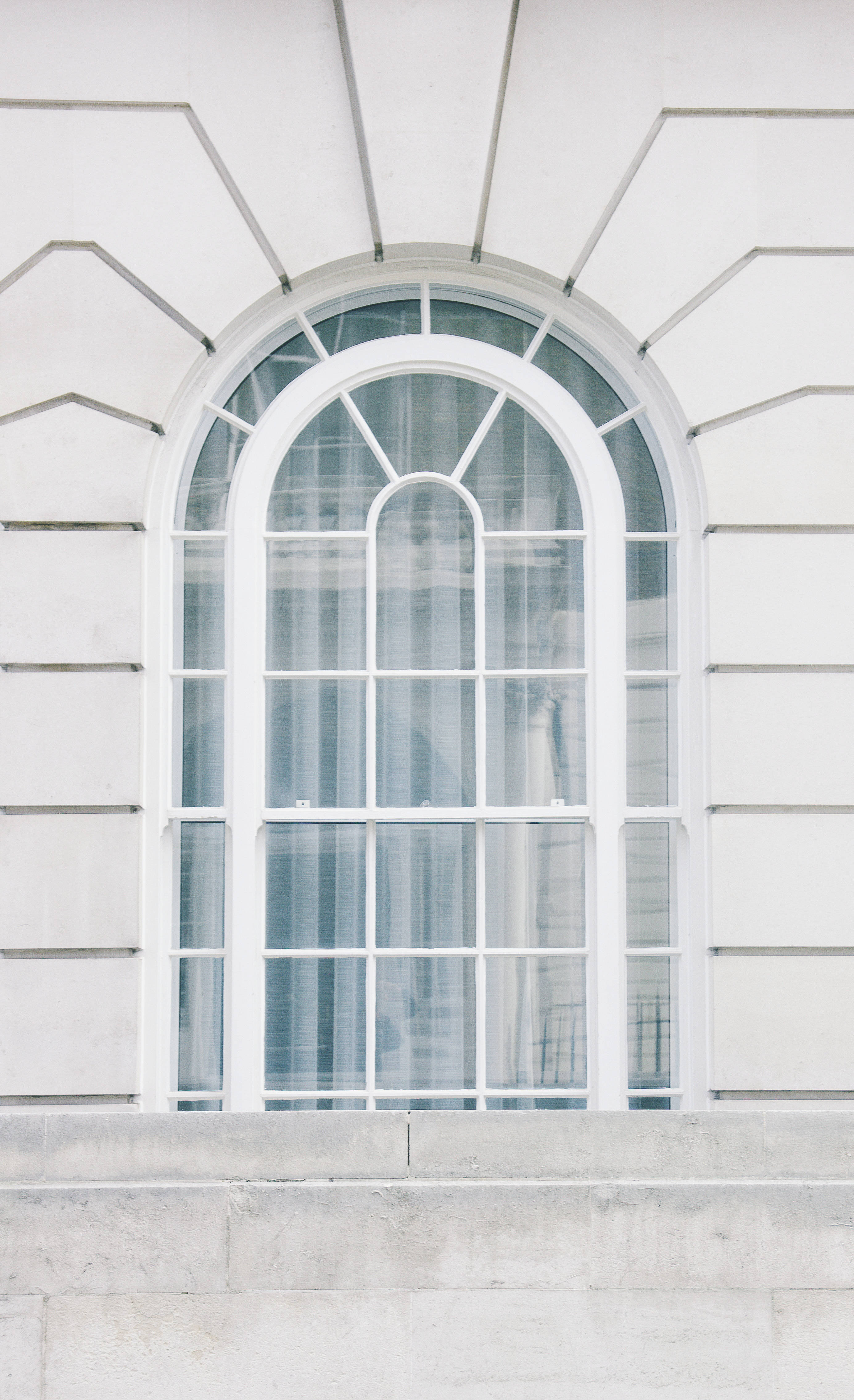 Dirisha la Aesthetic la White Arched Picha ya Ukuta