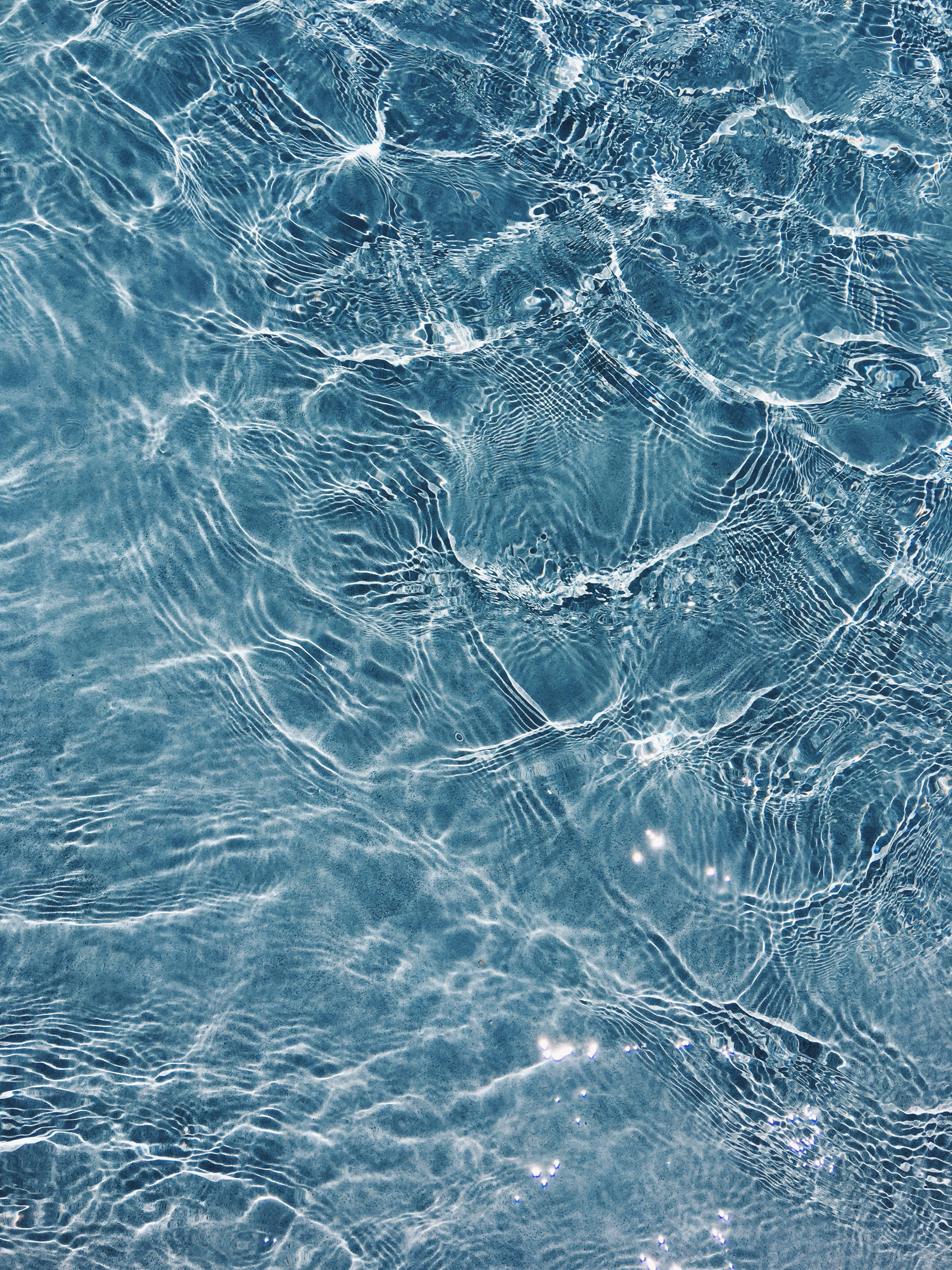 Discover inner contemplation and serenity in a rippling pool of water. Picha ya Ukuta