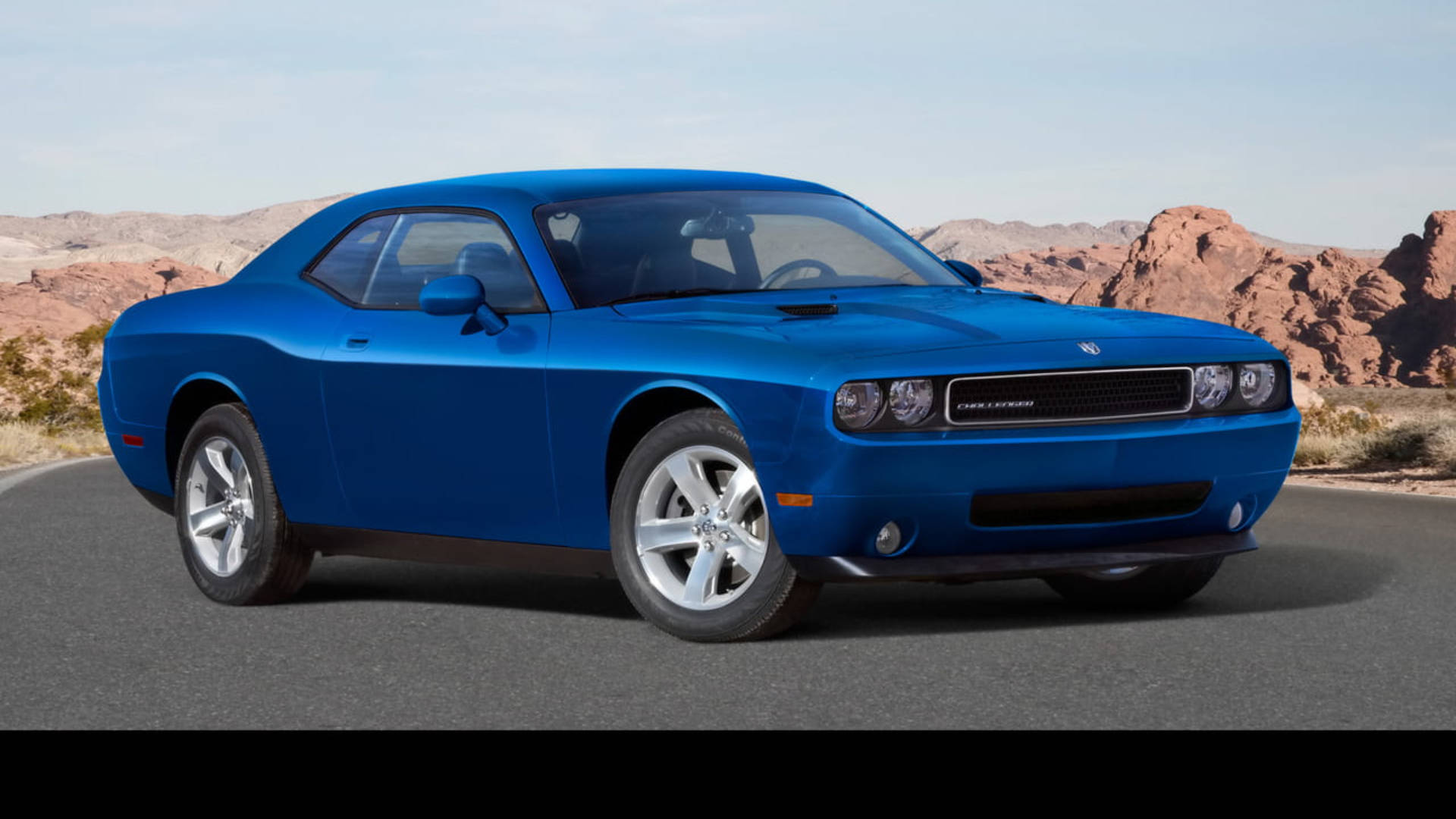 Dodge Challenger Bluu Yenye Nguvu Katika Mkao Wenye Nguvu Picha ya Ukuta