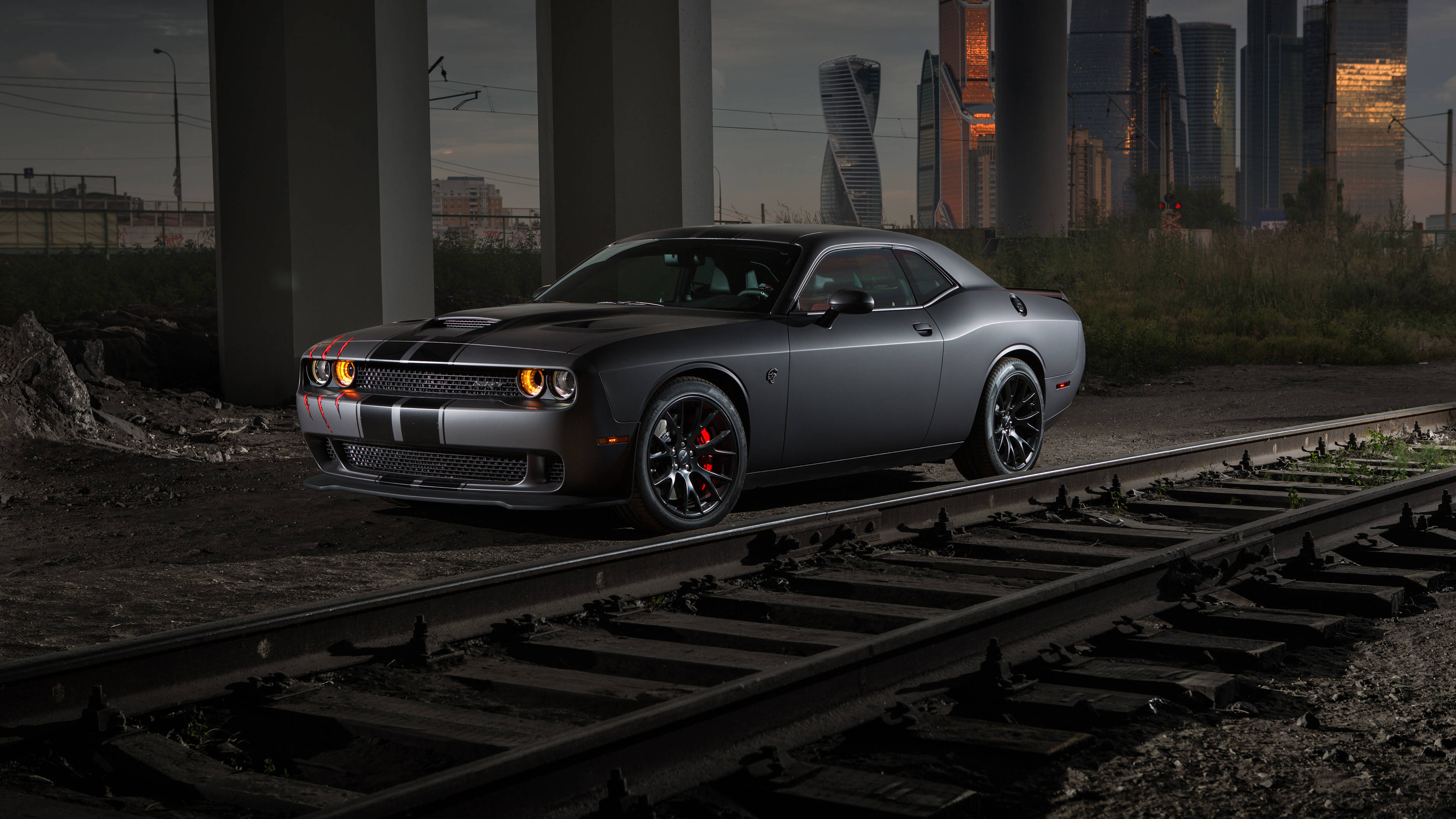 Dodge Challenger Demon Tukufu katika 4K Karibu na Reli Picha ya Ukuta