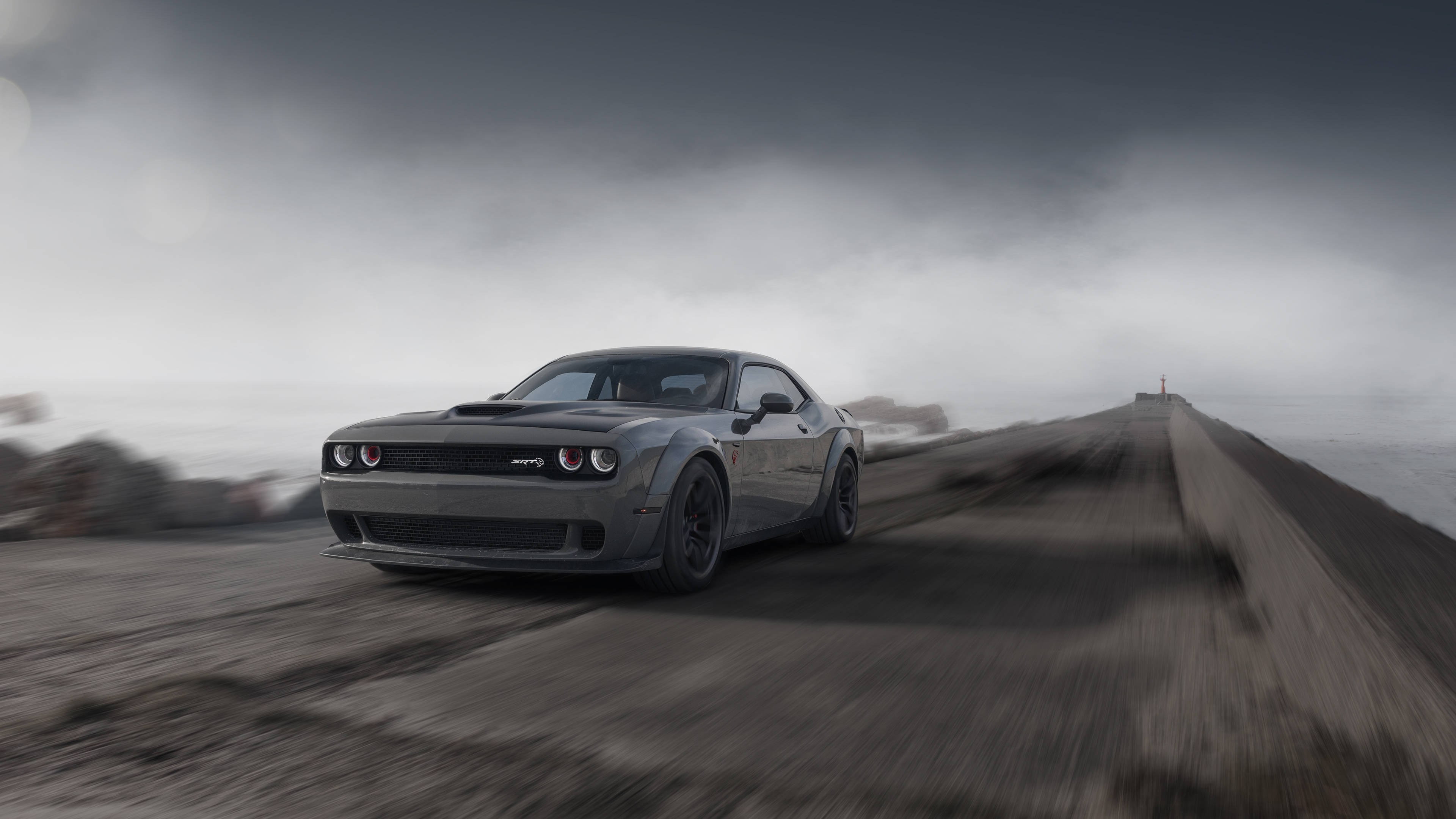Dodge Challenger Demon ya Kijivu 4K Kwenye Barabara Yenye Moshi Picha ya Ukuta