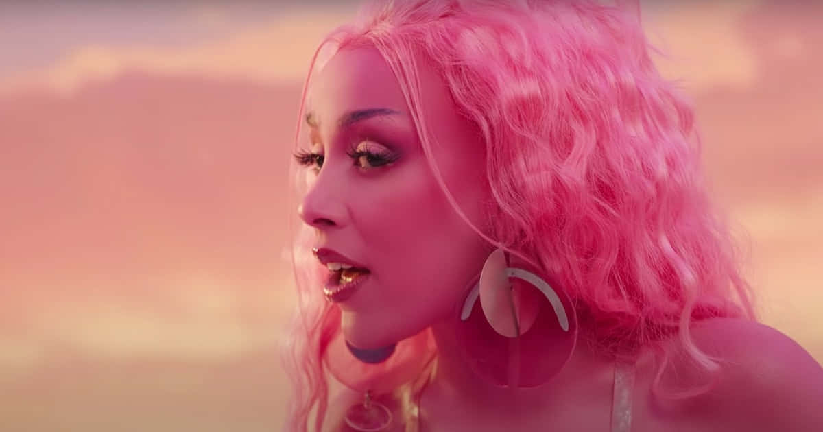 Doja Cat Aangaza Zulia Jekundu Katika Tuzo ya MusiCares Mtu wa Mwaka 2019 Picha ya Ukuta