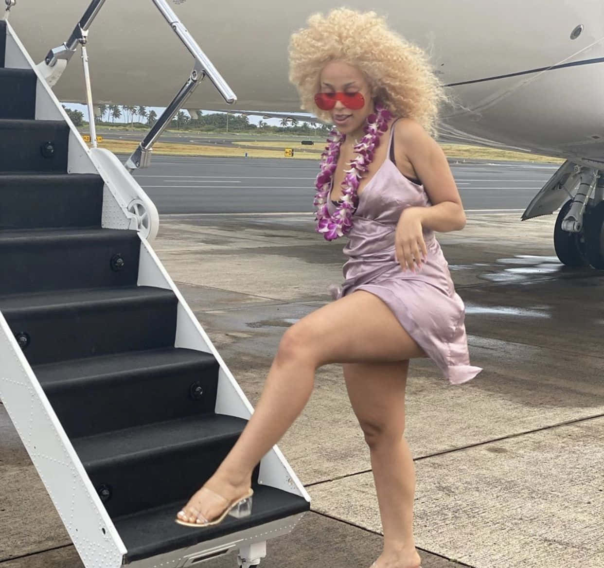 Doja Cat akikumbatia mtindo wake wa ujasiri. Picha ya Ukuta