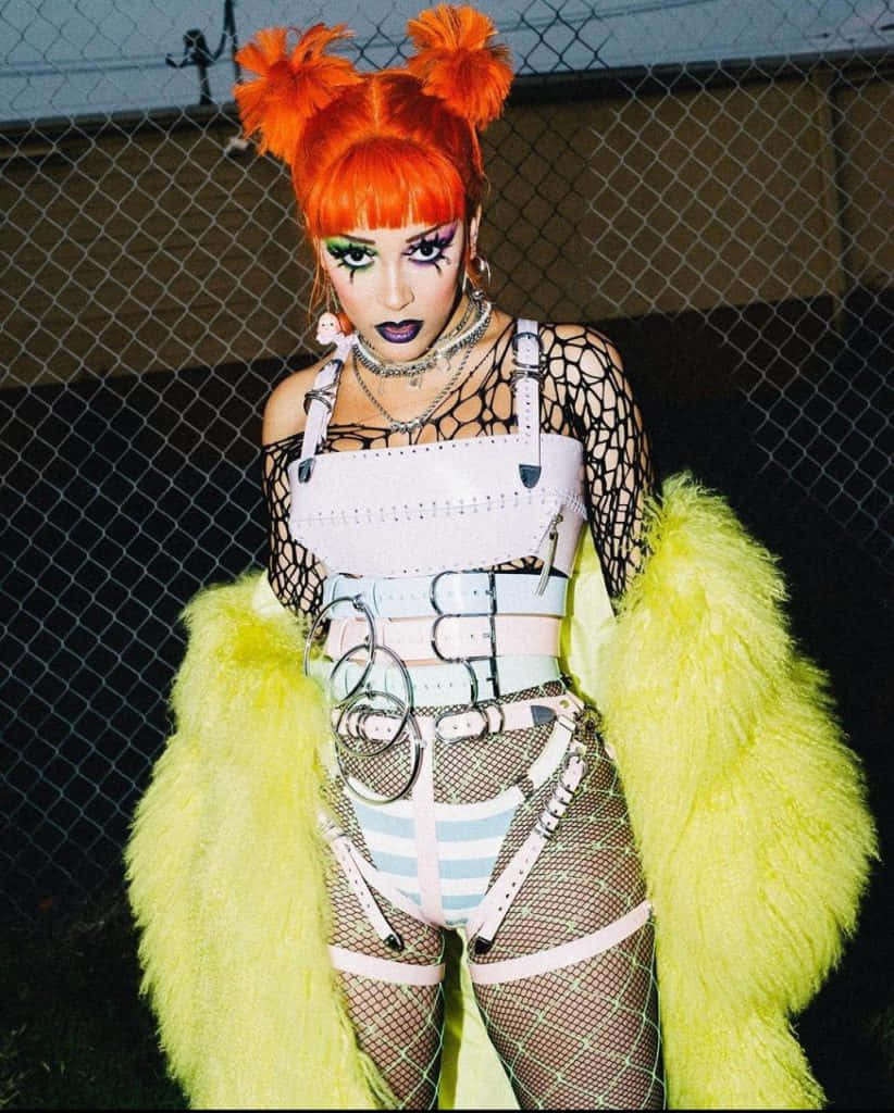 Doja Cat akionekana hodari na maridadi katika vito vya dhahabu Picha ya Ukuta