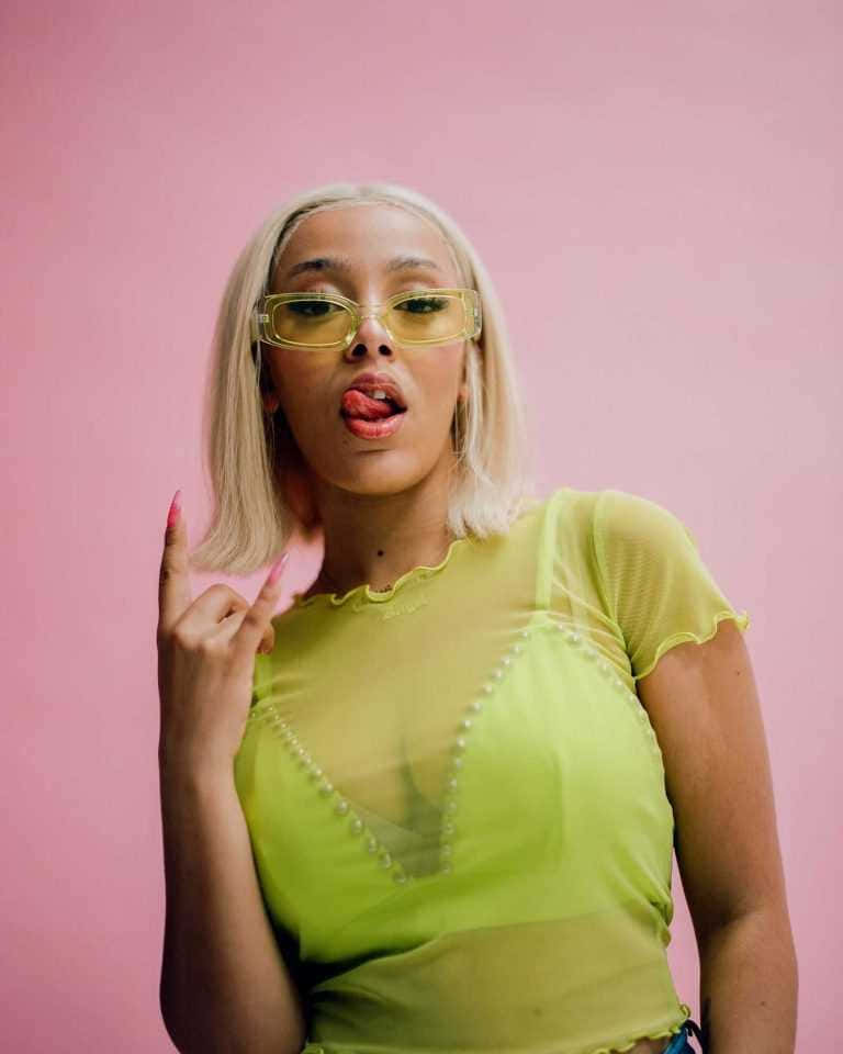 Doja Cat akionyesha mtindo wake wa kuchekesha Picha ya Ukuta
