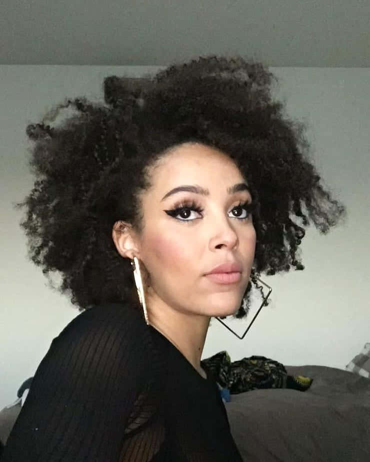 Doja Cat akionyesha tabasamu na mtindo Picha ya Ukuta