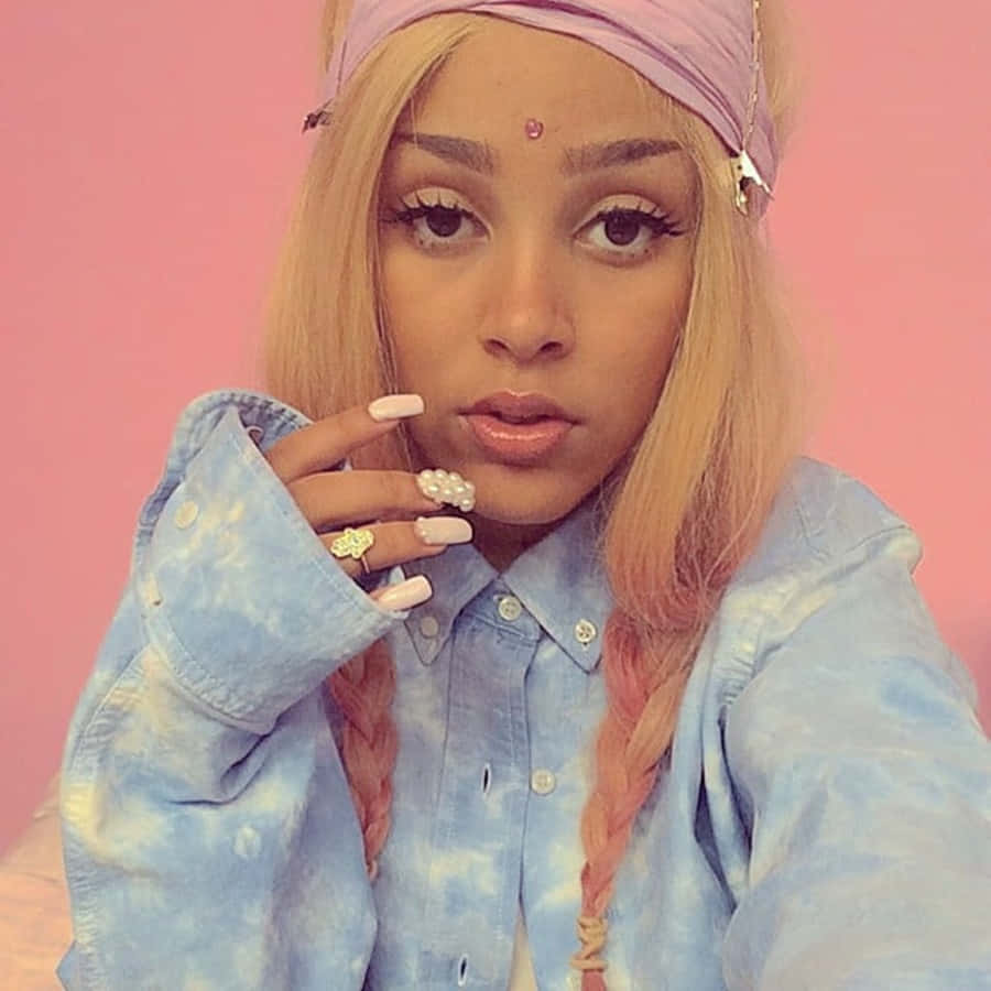 Doja Cat akivalia nyuzi zake za rangi mbalimbali zinazojulikana Picha ya Ukuta