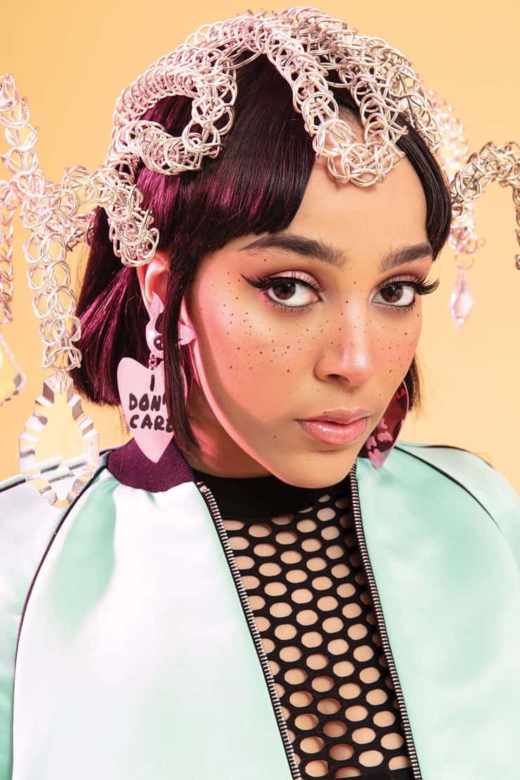 Doja Cat Amevalia Gauni la Kale Akiangalia Jiji Picha ya Ukuta