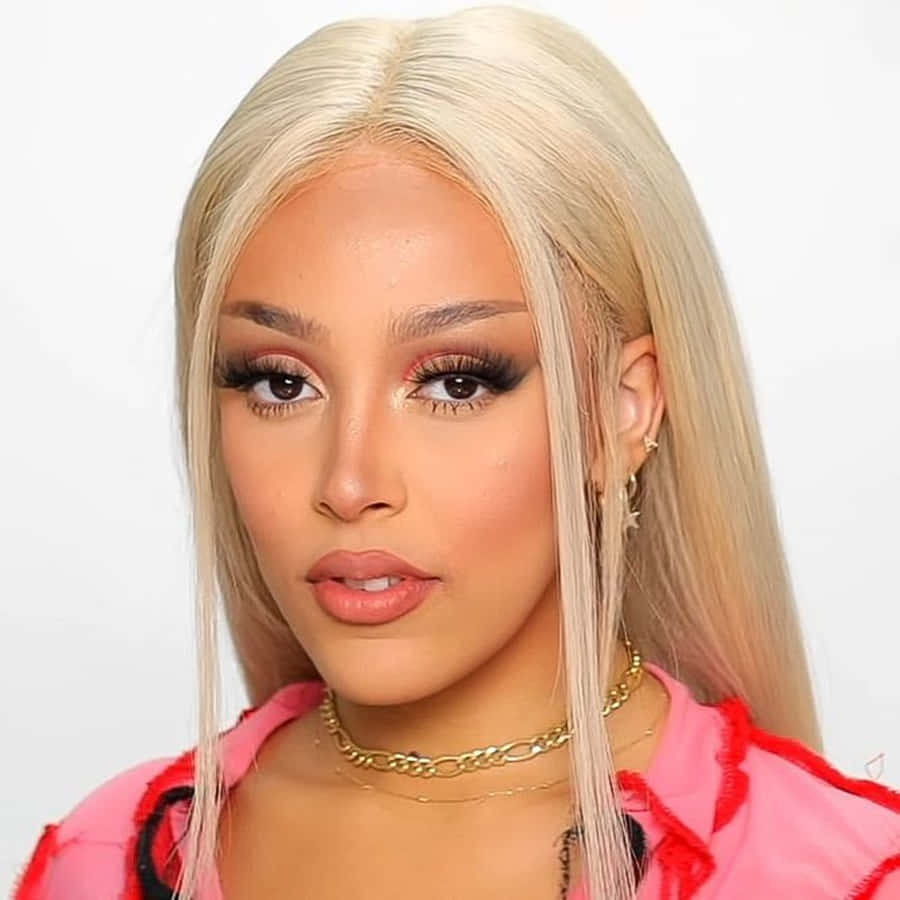 Doja Cat analeta mtindo wake wa kipekee jukwaani katika utendaji wake mwangaza. Picha ya Ukuta