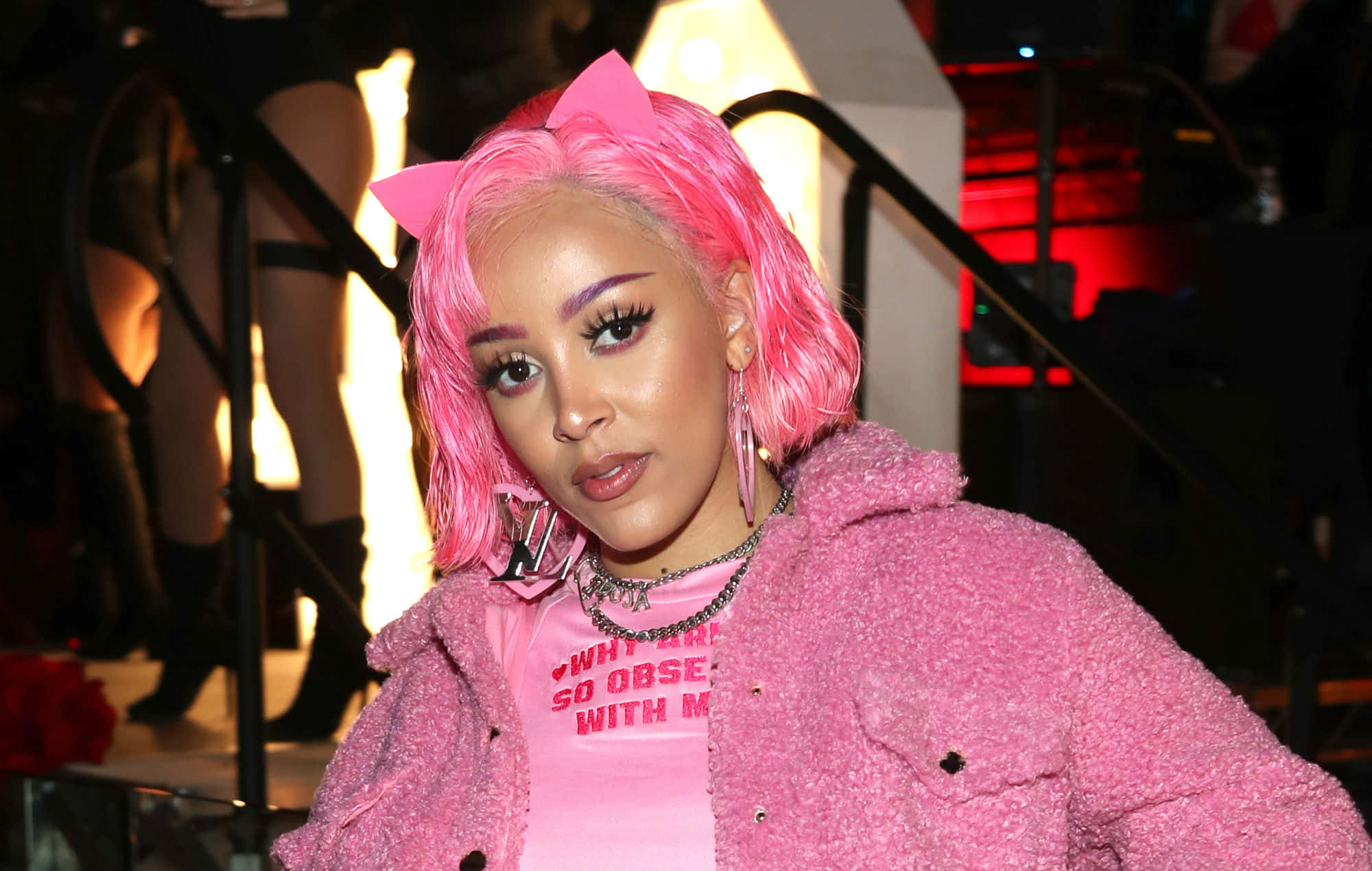 Doja Cat anatembea kwa maridadi kwenye zulia jekundu Picha ya Ukuta