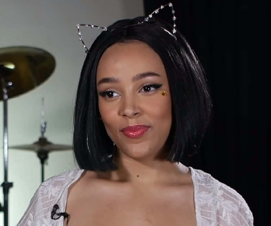 Doja Cat Tayari Kuruka Picha ya Ukuta