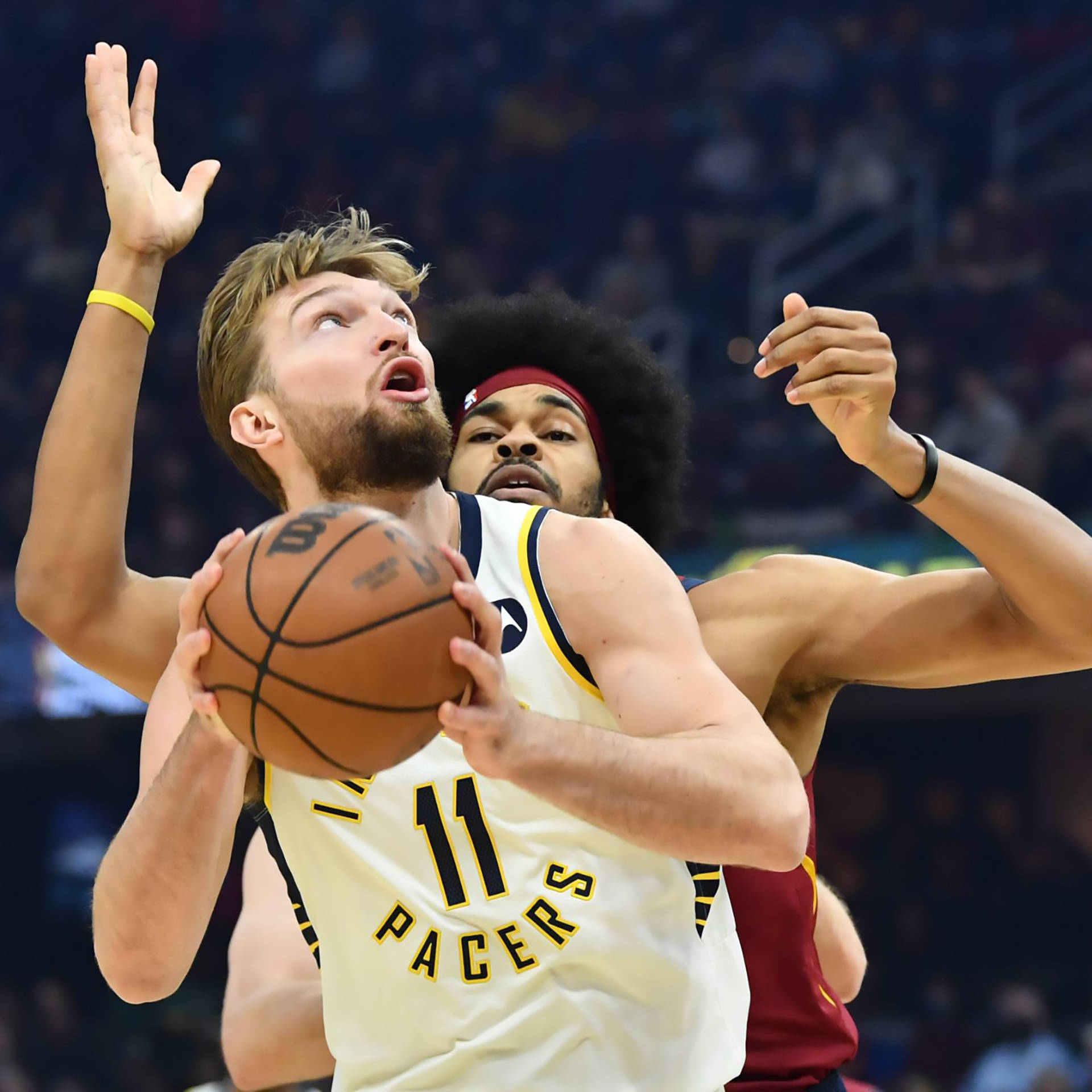 Domantas Sabonis Akisimamiwa na Jarett Allen Picha ya Ukuta