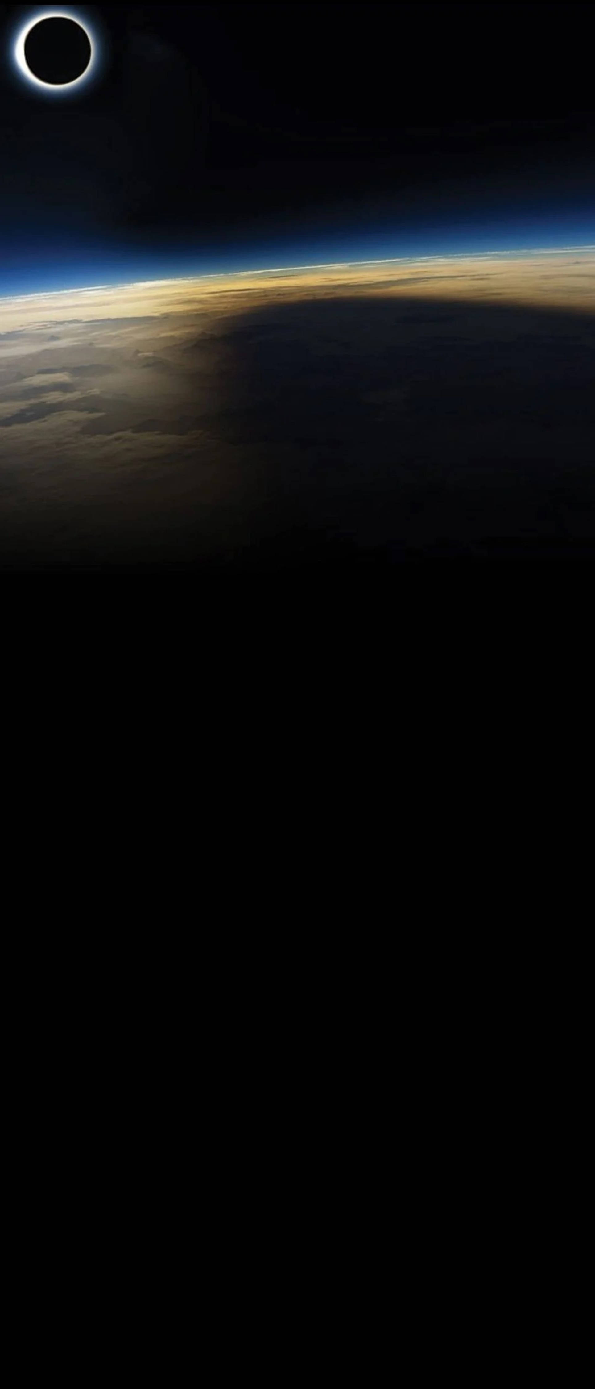 Dramatic Dark Earth - Punch Hole 4K Picha ya Ukuta