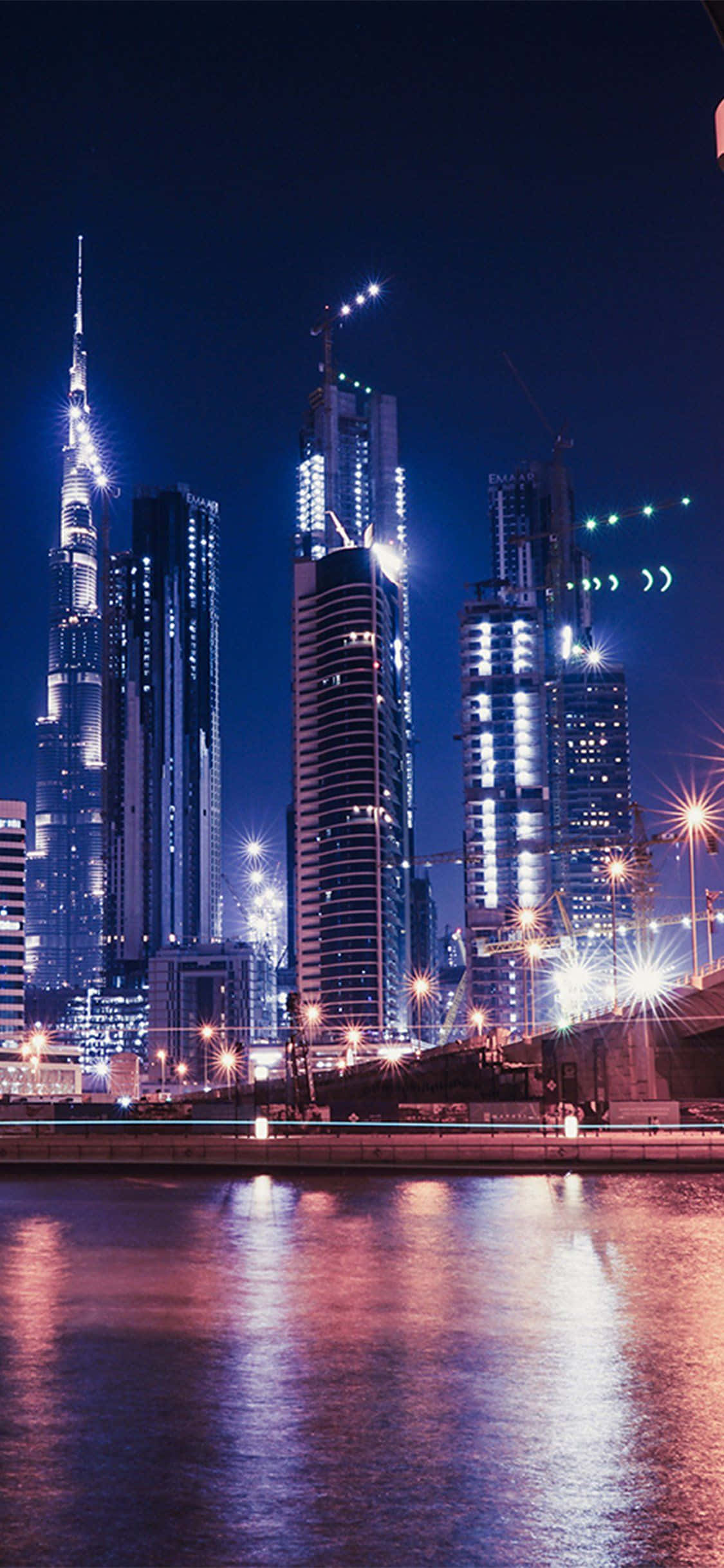 Dubai City Night View iPhone Low Angle Shot Picha ya Ukuta