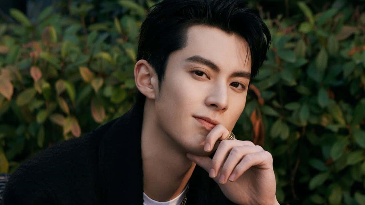 Dylan Wang Akitabasamu Picha ya Ukuta