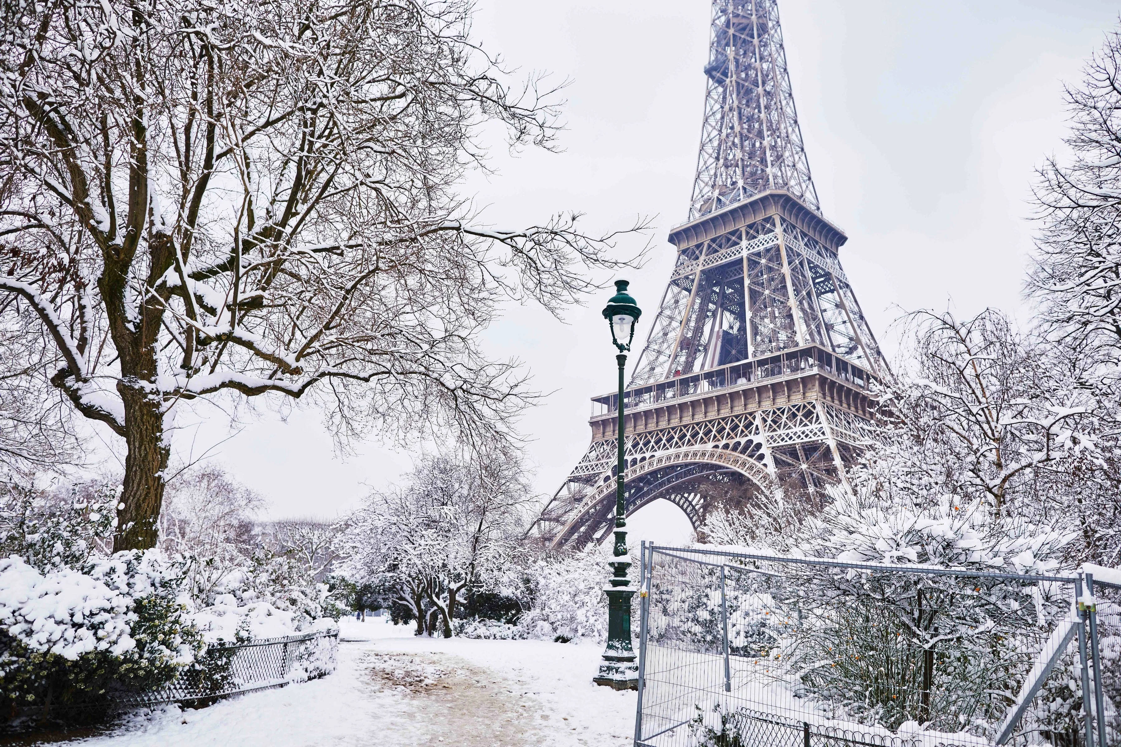 Eiffel Tower Katika Baridi ya Theluji Picha ya Ukuta