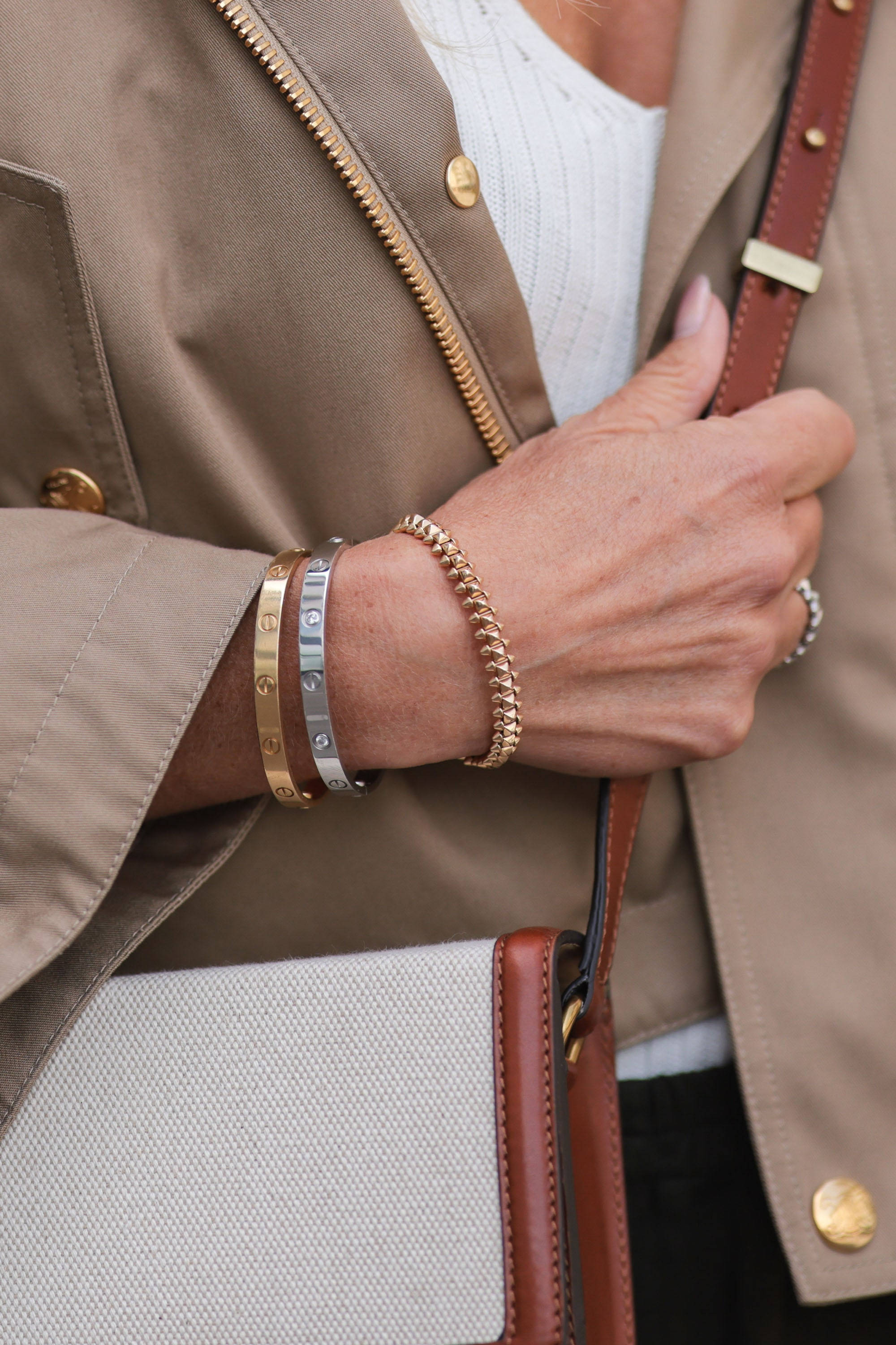 Elegance Unlocked: Discover the Radiant Collection of Cartier Bracelets Picha ya Ukuta