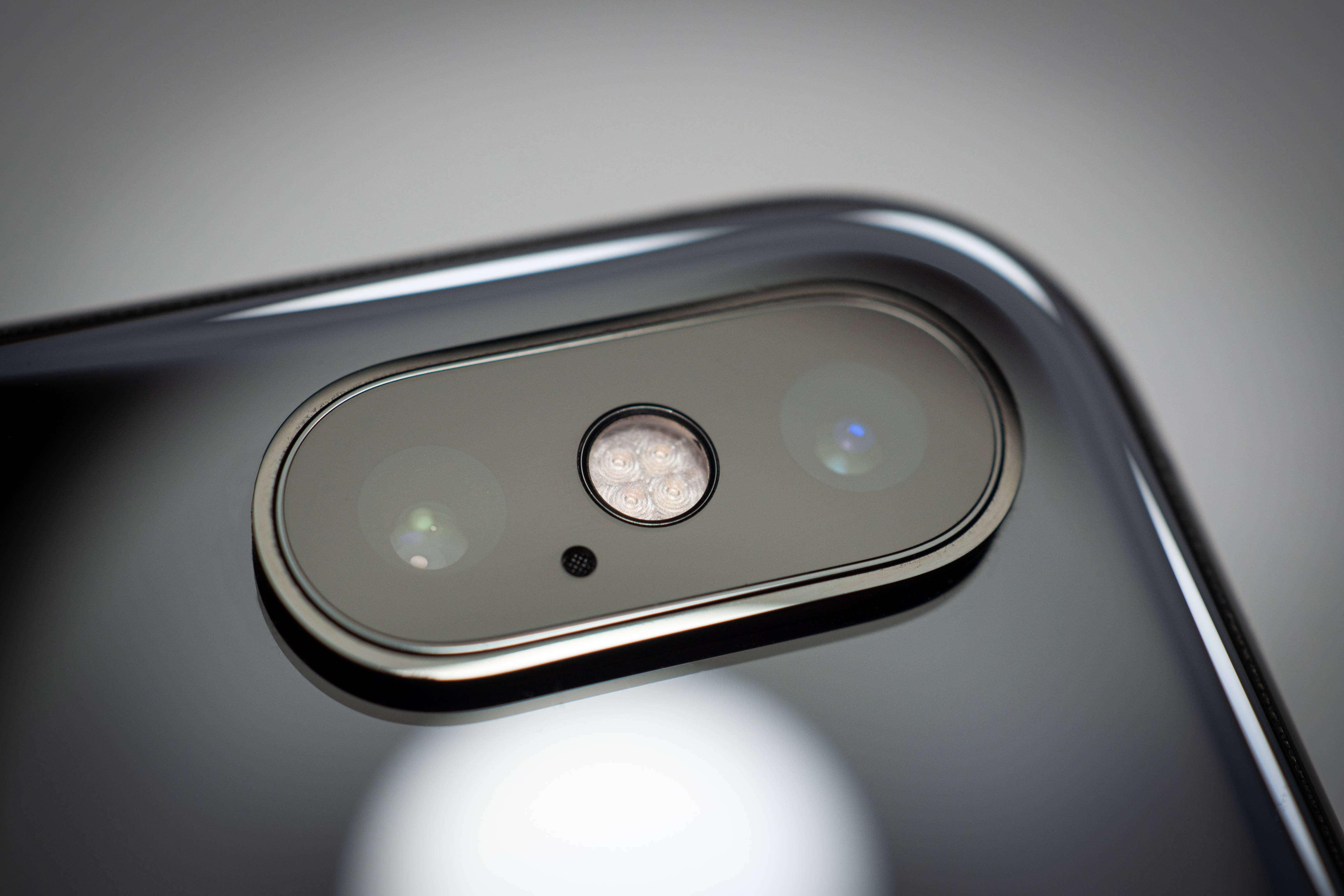 Elegant View of iPhone Xs in Water Picha ya Ukuta