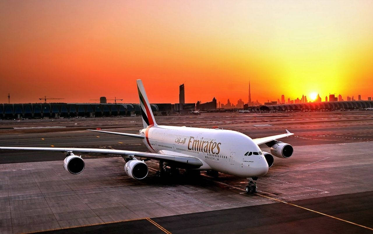 Emirates A380 na Machweo Mzuri Picha ya Ukuta