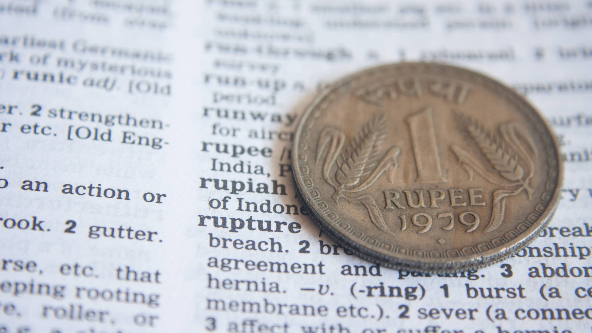 English Dictionary With Coin Picha ya Ukuta