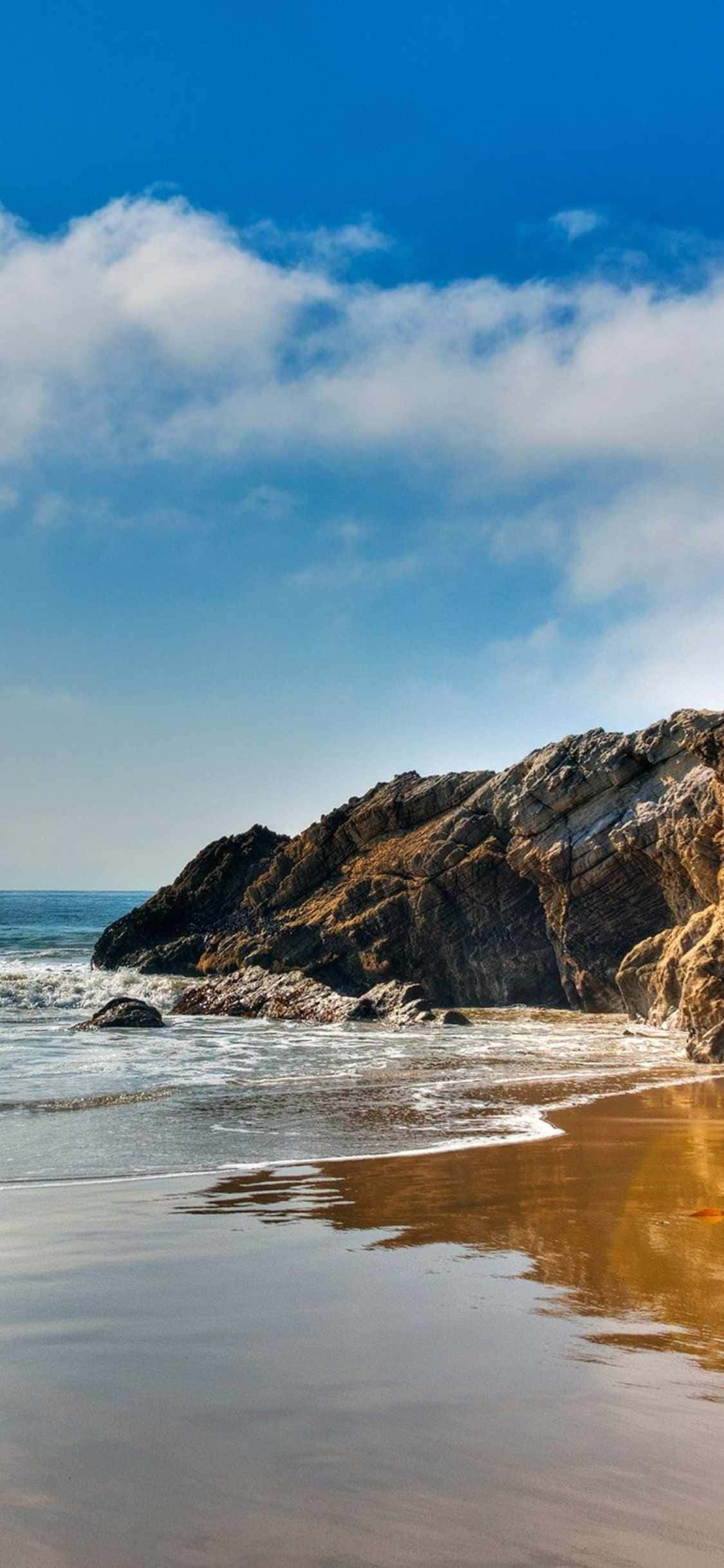 Enjoy a beautiful ocean view with your iPhone Xs Malibu Picha ya Ukuta