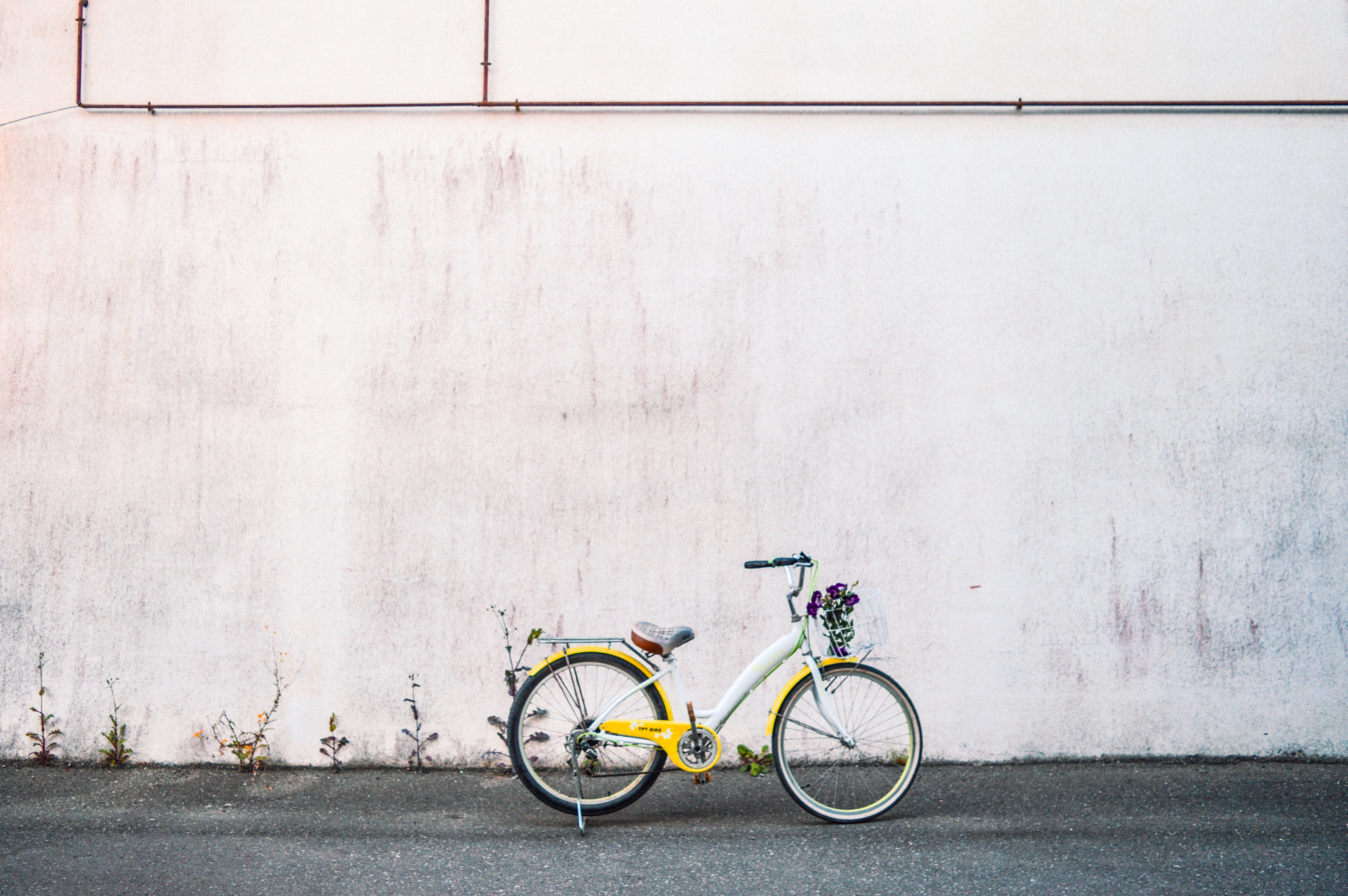Enjoy Biking with a Yellow City Bike Picha ya Ukuta