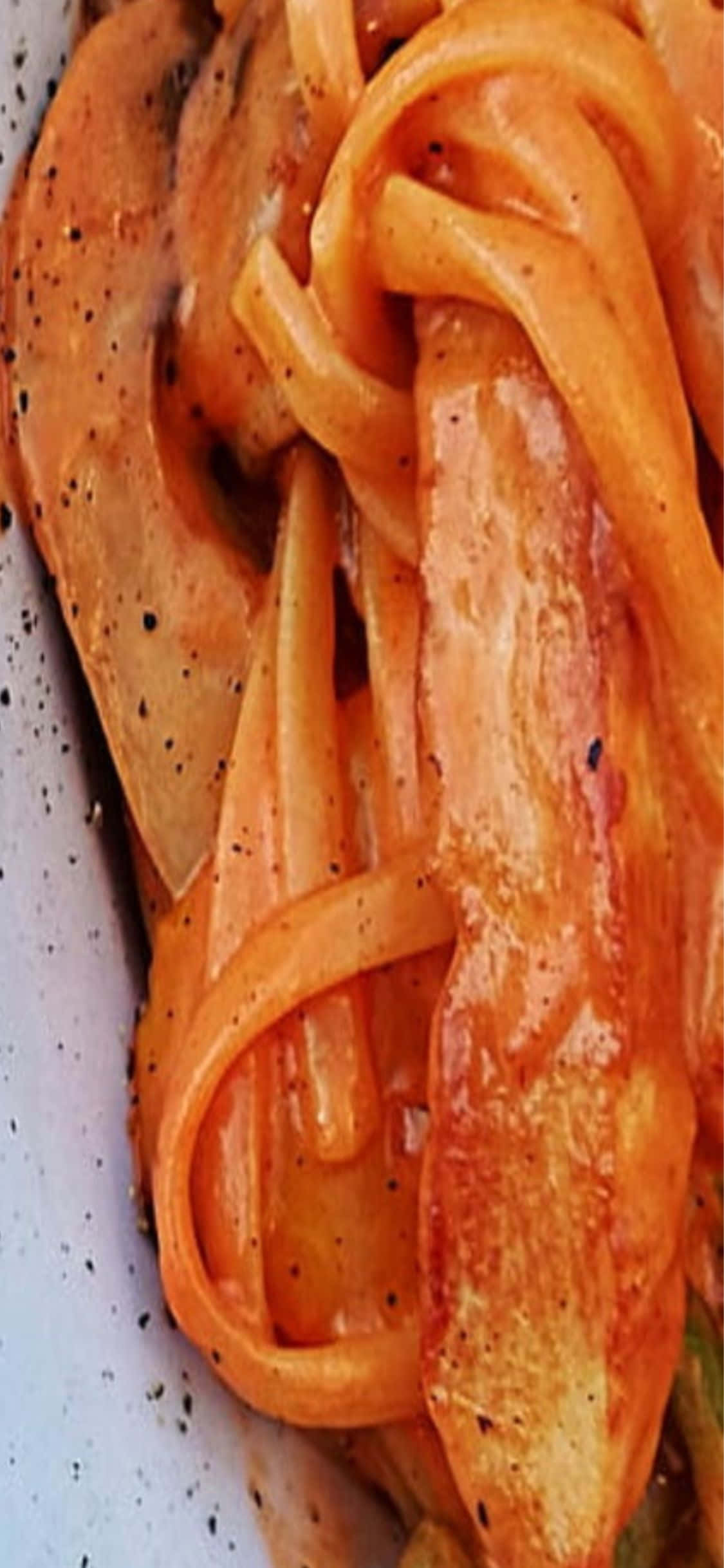 Enjoy delicious Italian pasta with your iPhone X. Picha ya Ukuta
