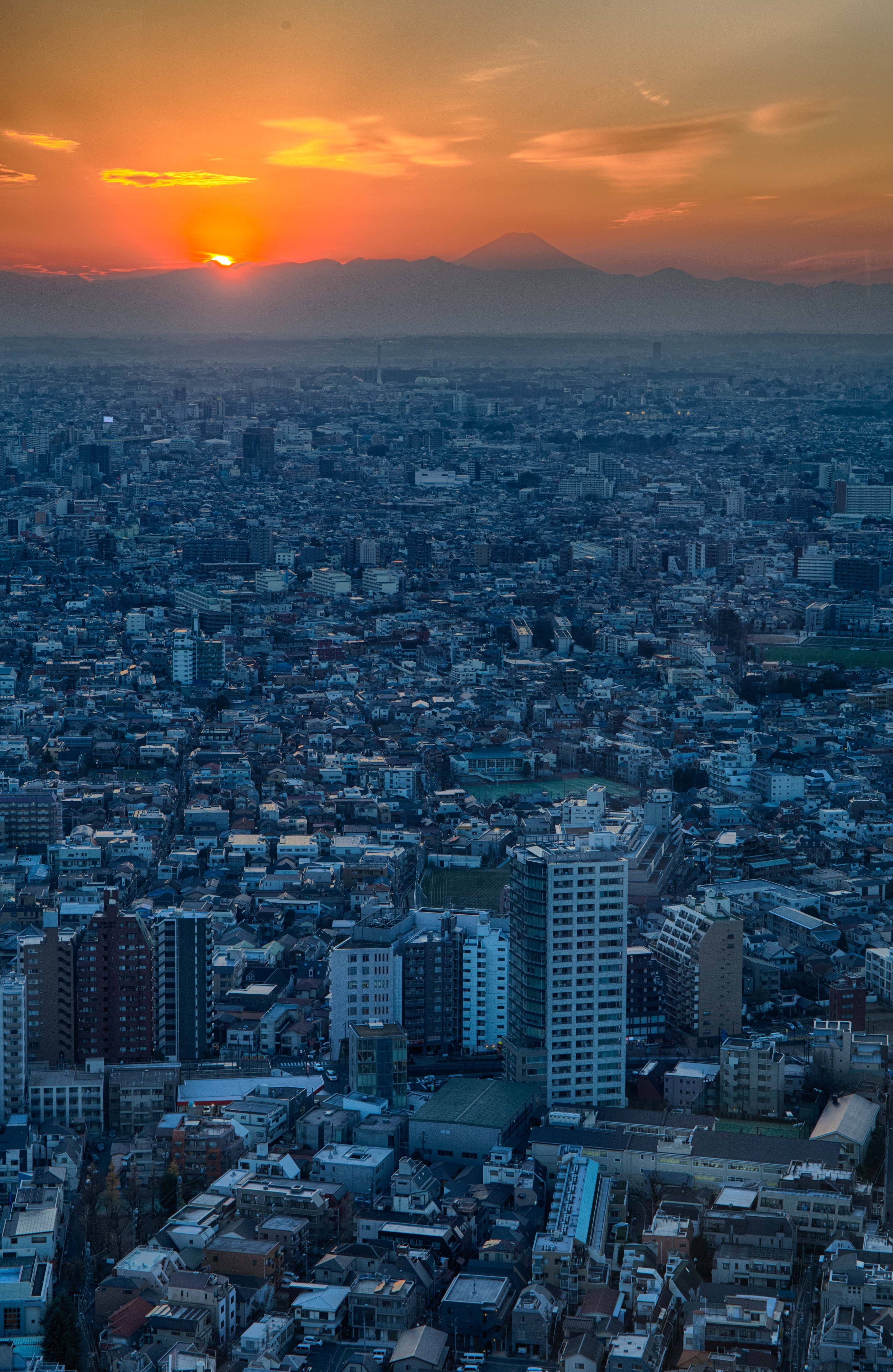 "Enjoy the beautiful skyline view of Tokyo at the magnificent purple sunset." Picha ya Ukuta