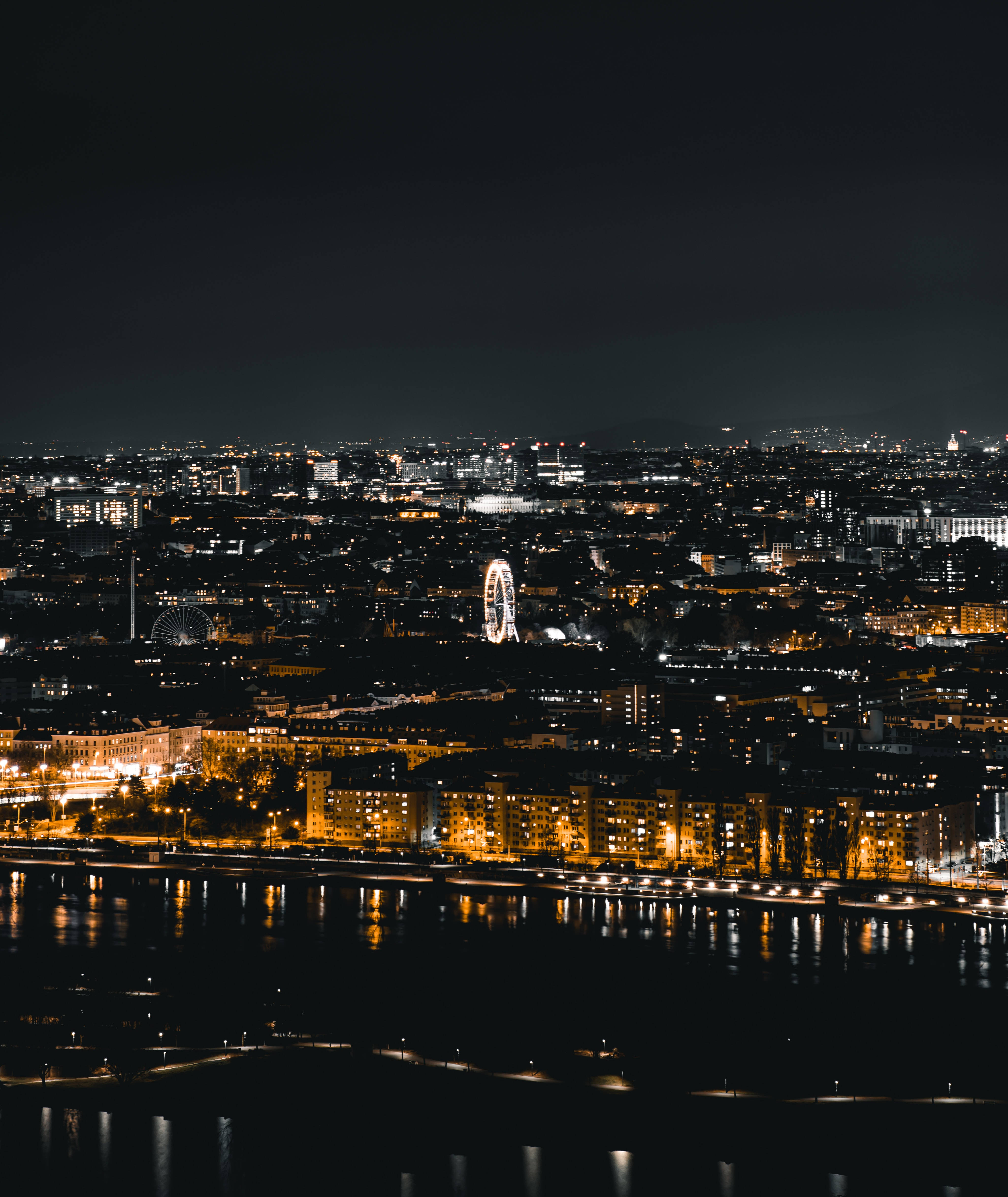 Enjoy the beauty of the bright city lights at night Picha ya Ukuta