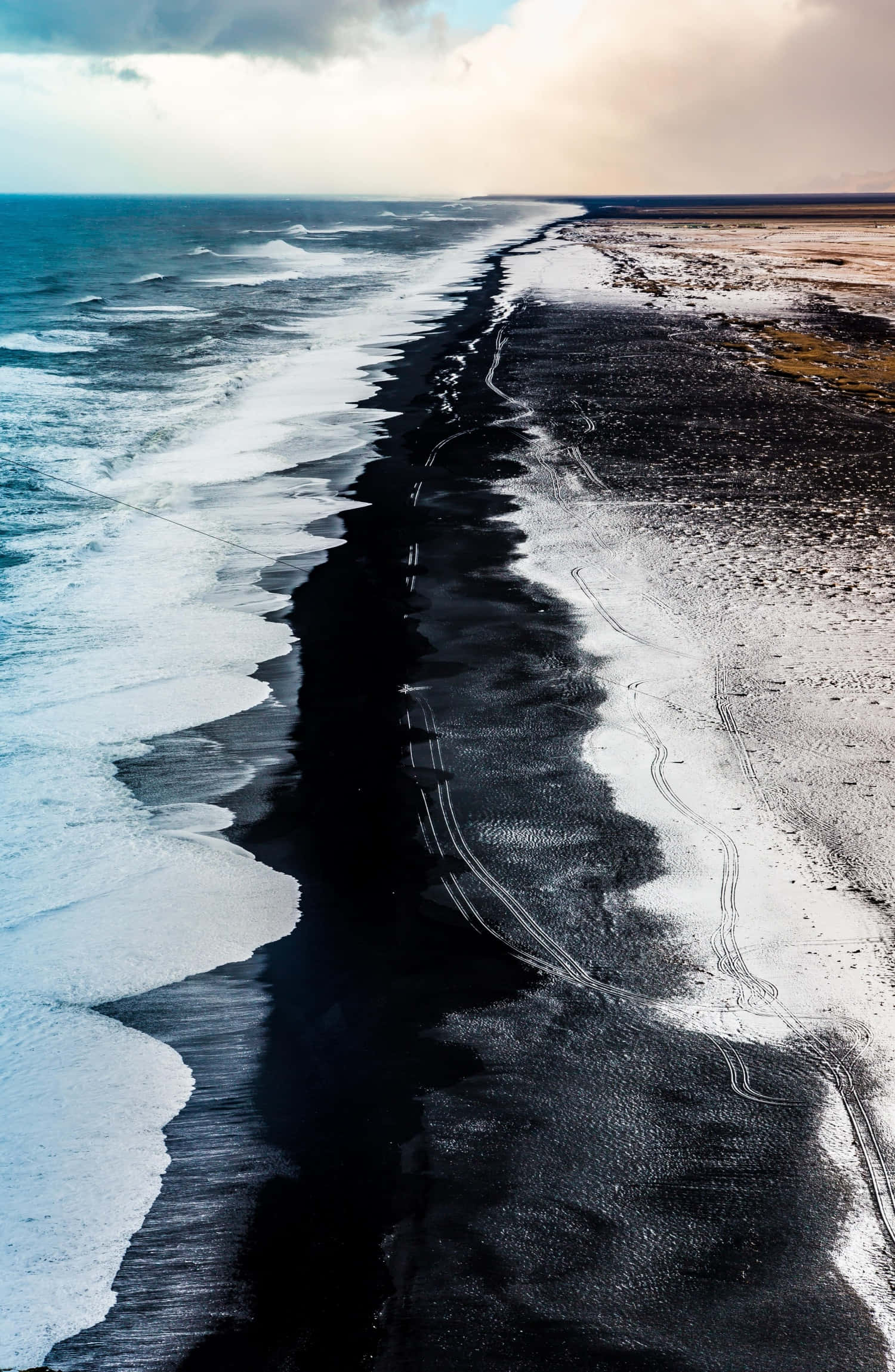 Enjoy the beauty of the dark sand beach Picha ya Ukuta