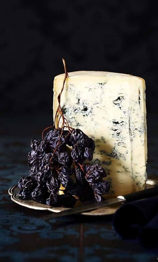 Enjoy the unique flavor of blue cheese Picha ya Ukuta