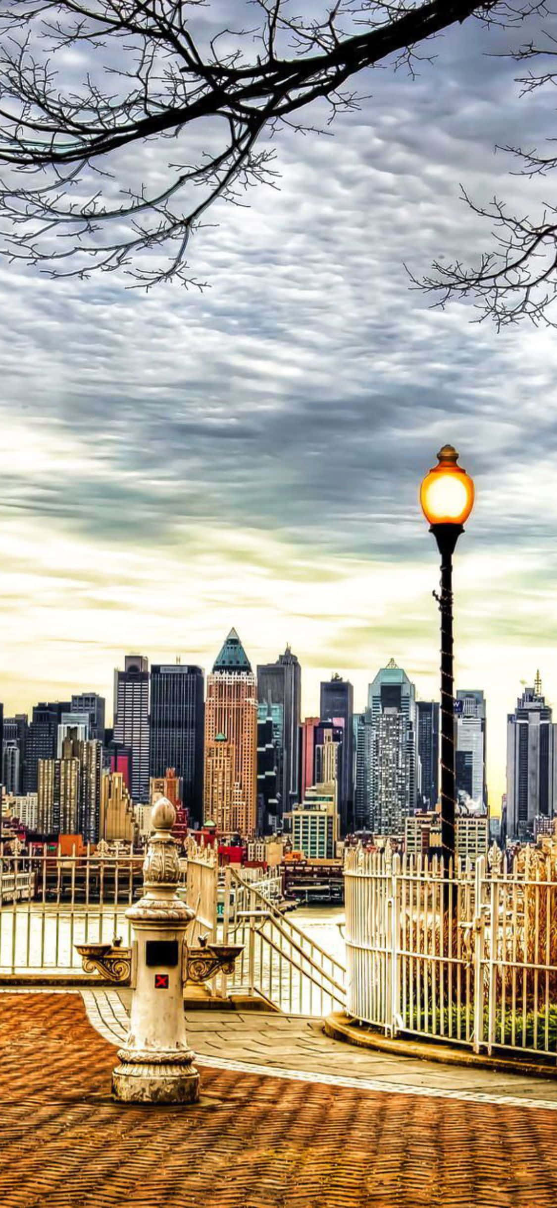 Kufurahia Mwendo wa Mji katika New York na iPhone X Picha ya Ukuta