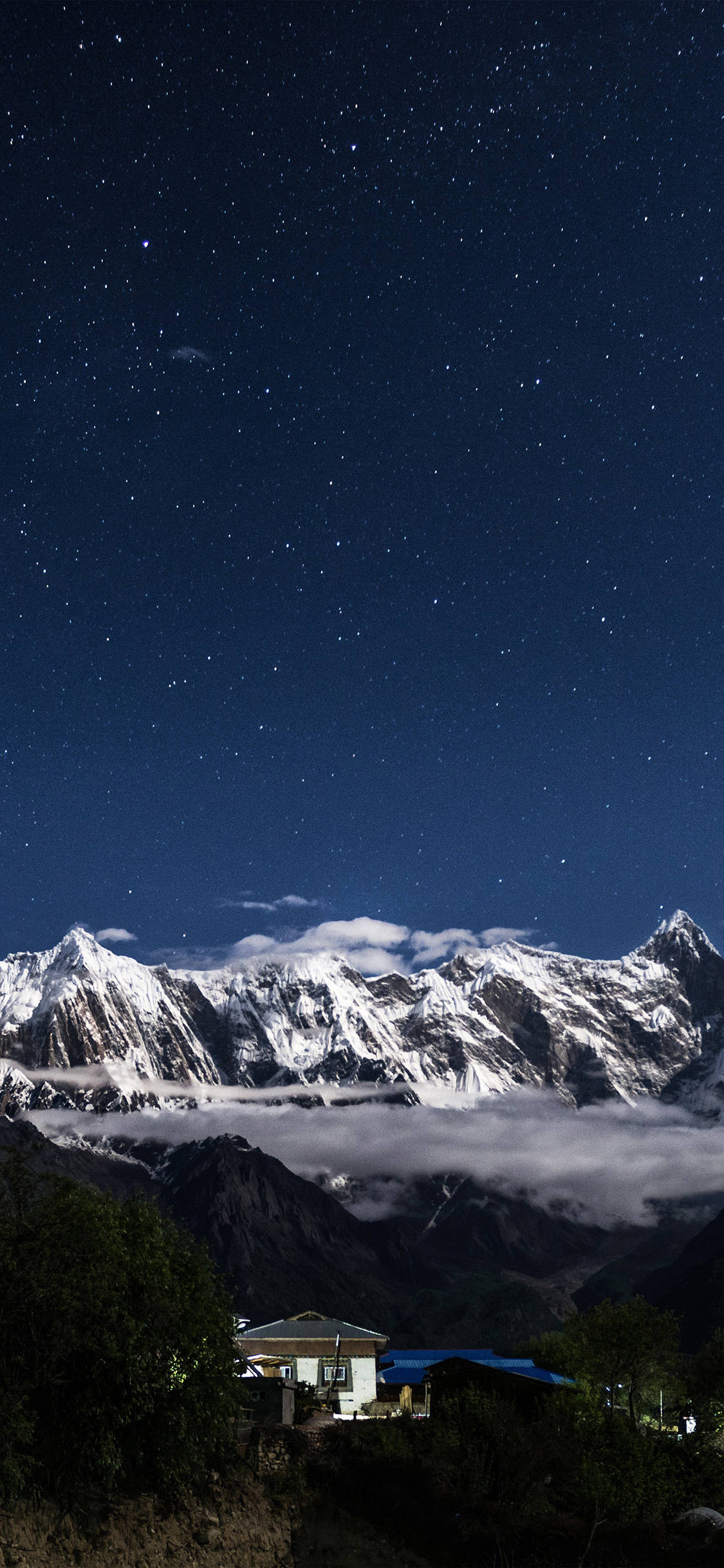 Escape the city lights and take in the beauty of the night abyss. Picha ya Ukuta