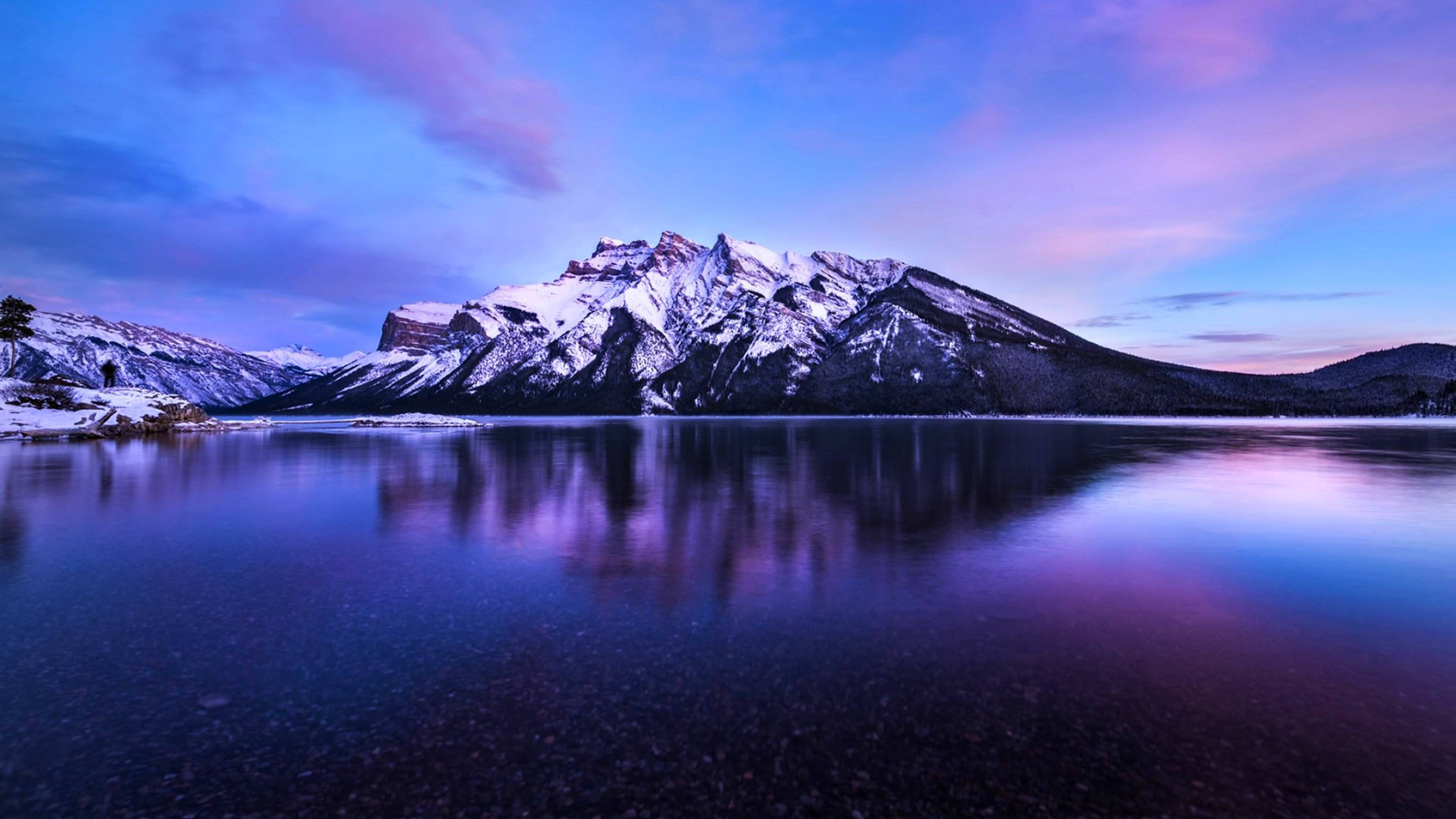 Experience the Aesthetic Beauty of Purple Mountains Picha ya Ukuta
