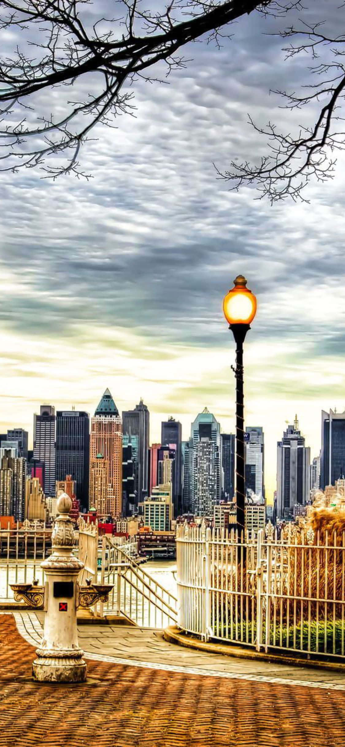 Experience the Charm of NYC with iPhone Xs Picha ya Ukuta