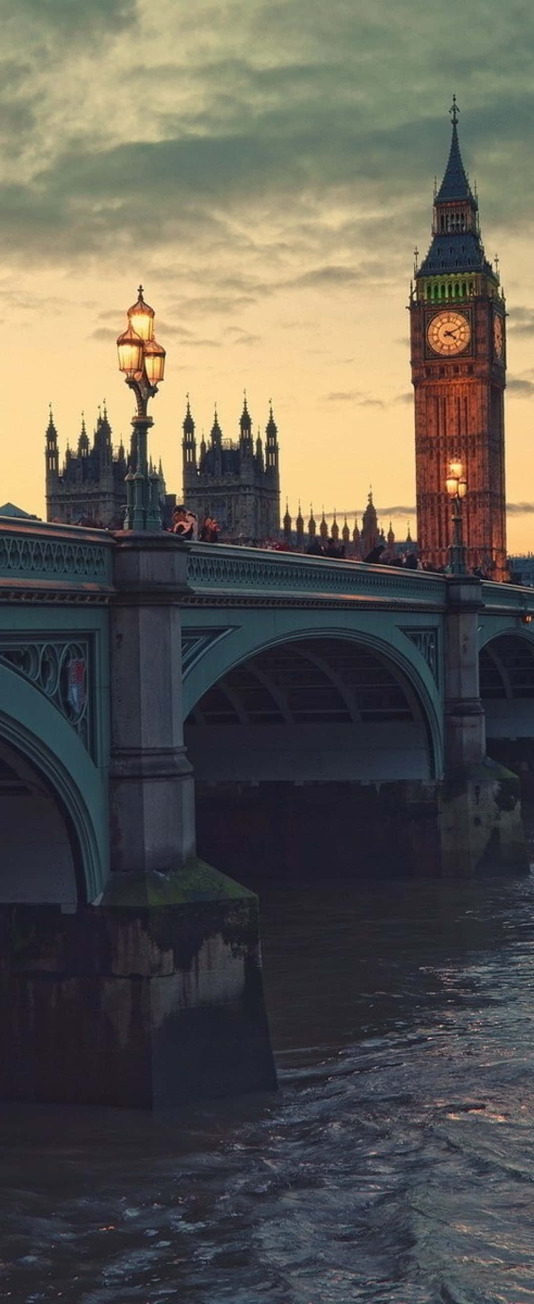 "Explore London with an iPhone" Picha ya Ukuta