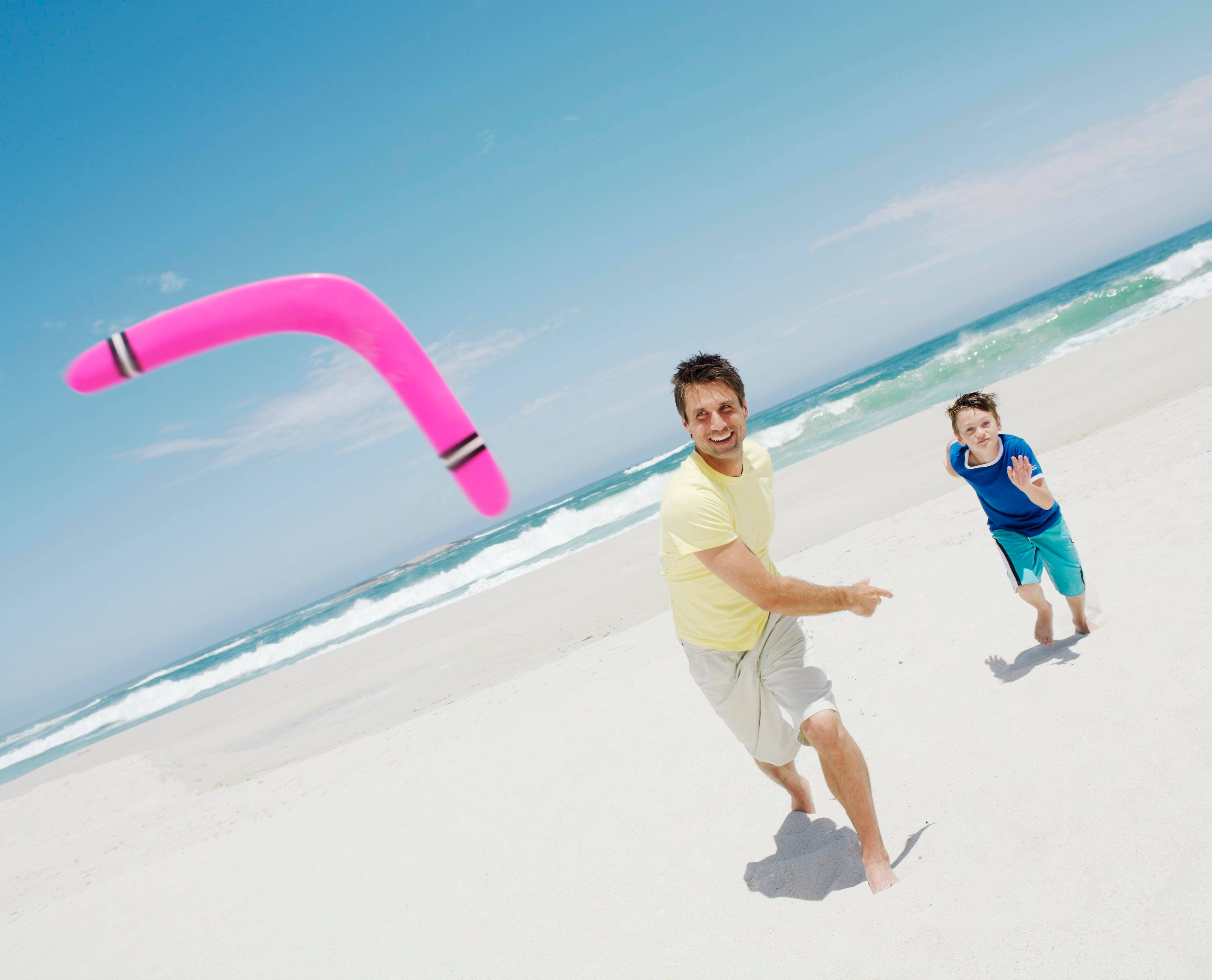 Father And Son Playing Boomerang Picha ya Ukuta