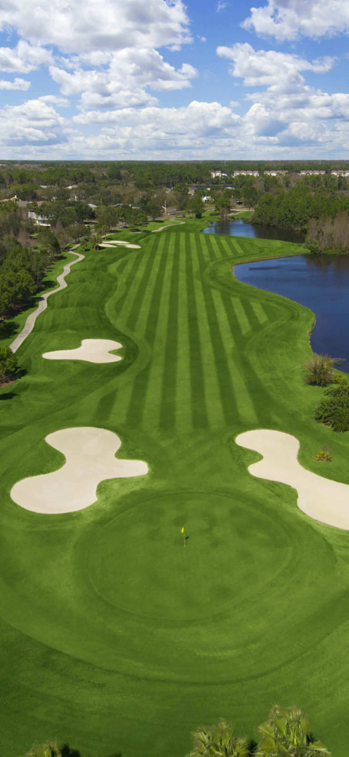 Furahia utulivu kwenye uwanja wa golf na iPhone X Picha ya Ukuta