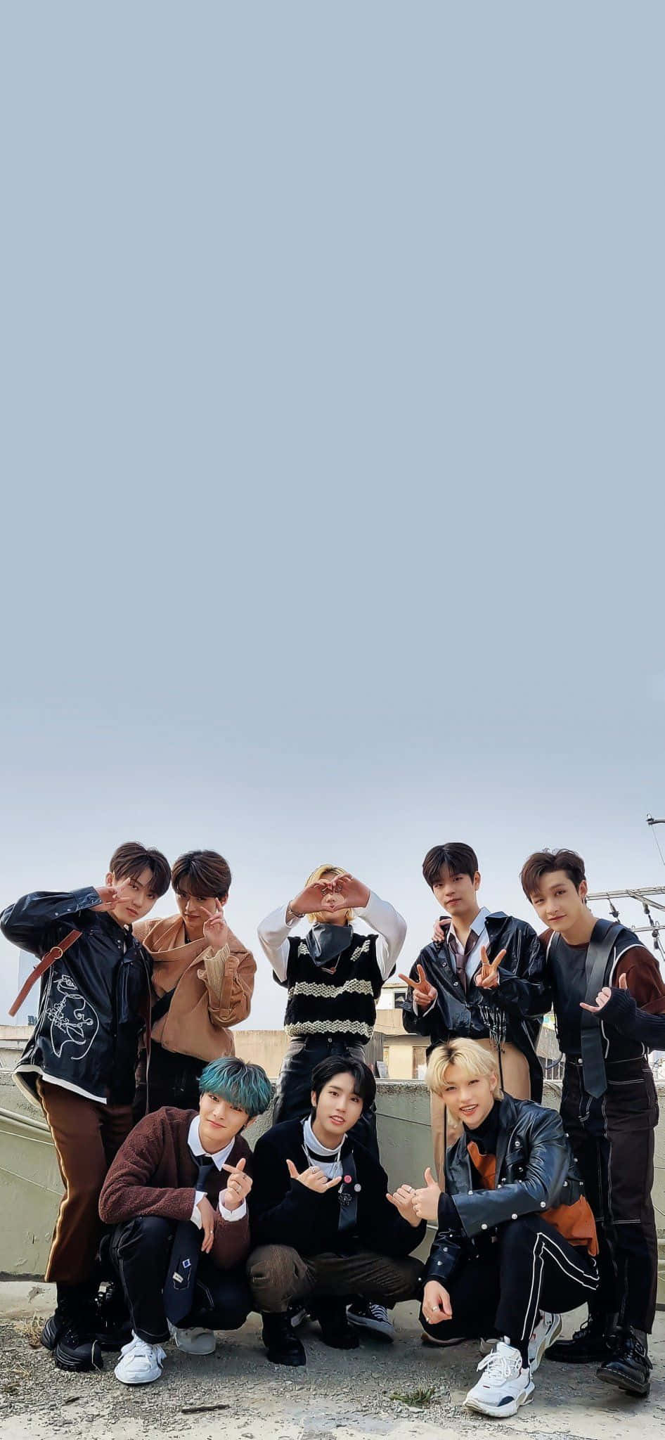 Felix wa Kikundi cha K-pop Stray Kids anapiga pozi kwa ujasiri Picha ya Ukuta