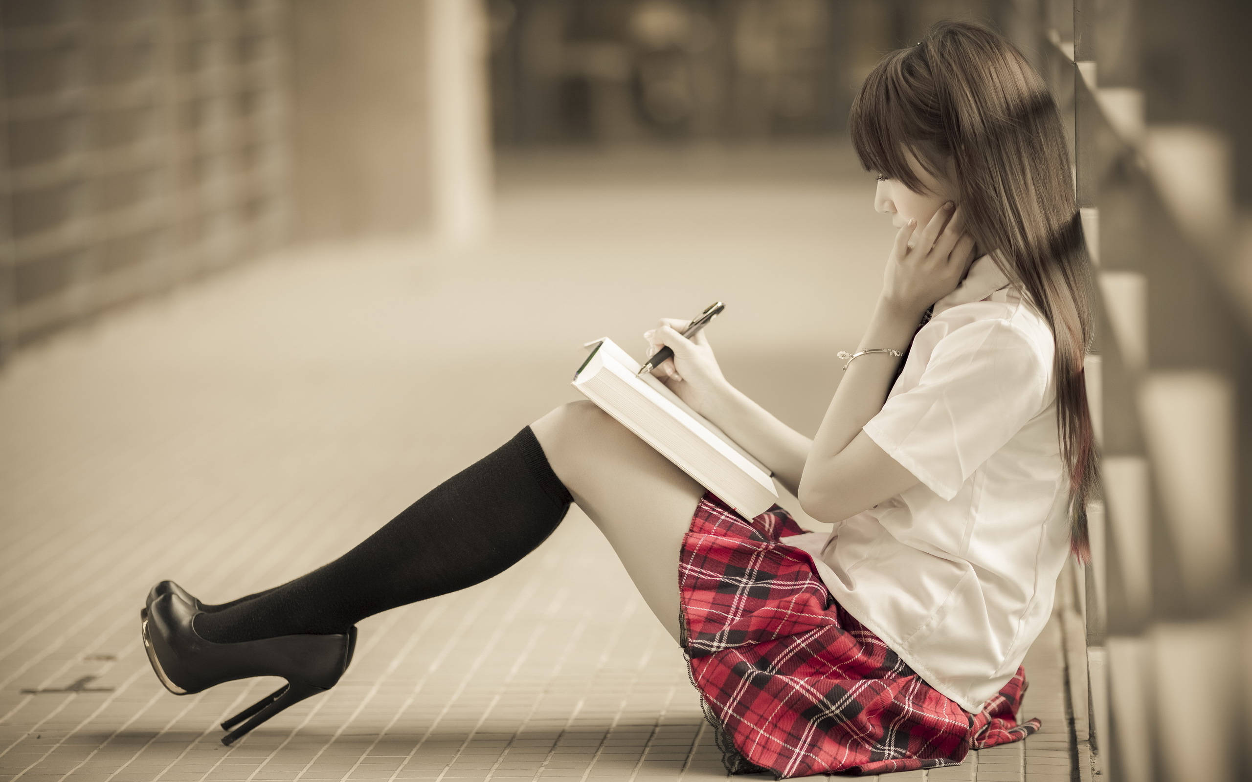 Female Student Studying 2560x1600 Picha ya Ukuta