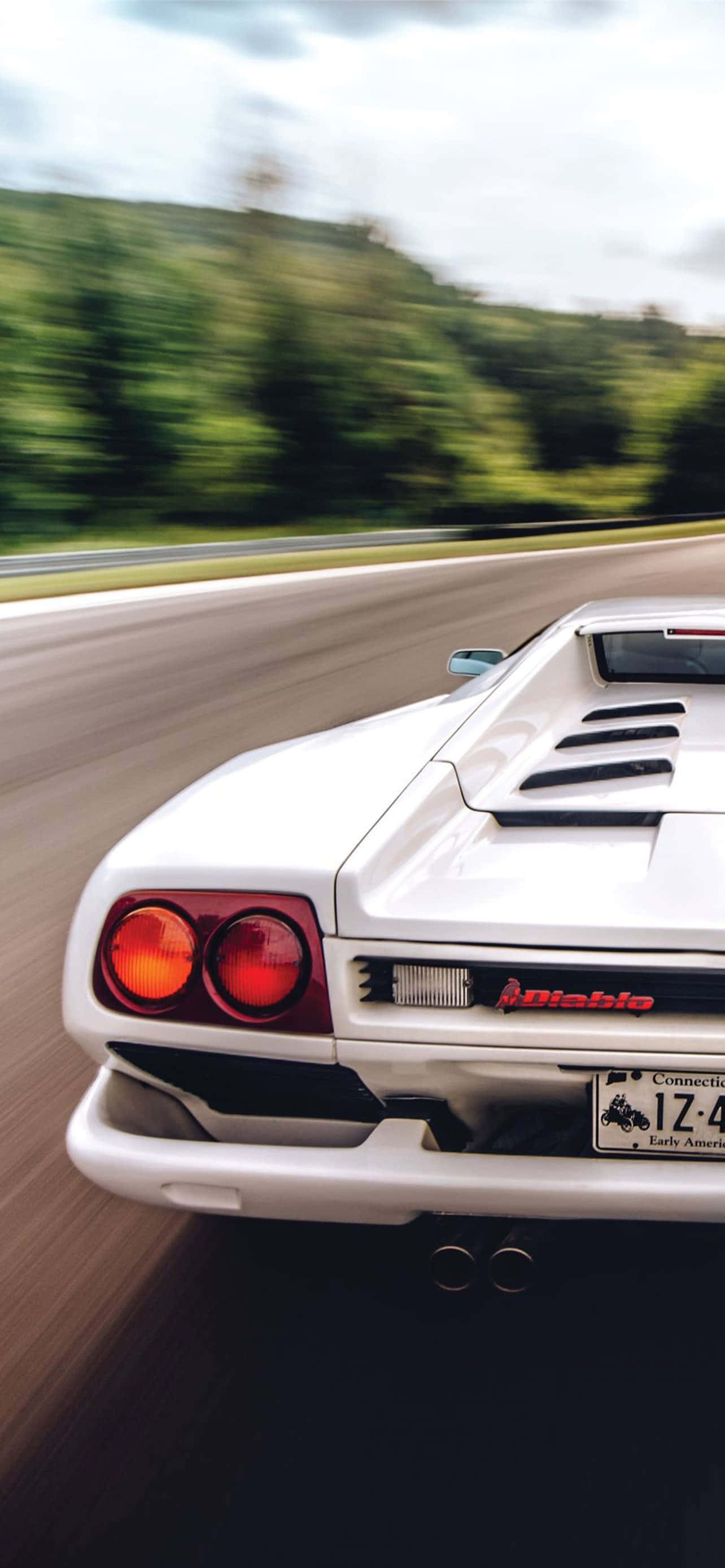 “Classic Ferrari 4CD7A2IRC3DP1VLI Shining Through City Lights” Picha ya Ukuta