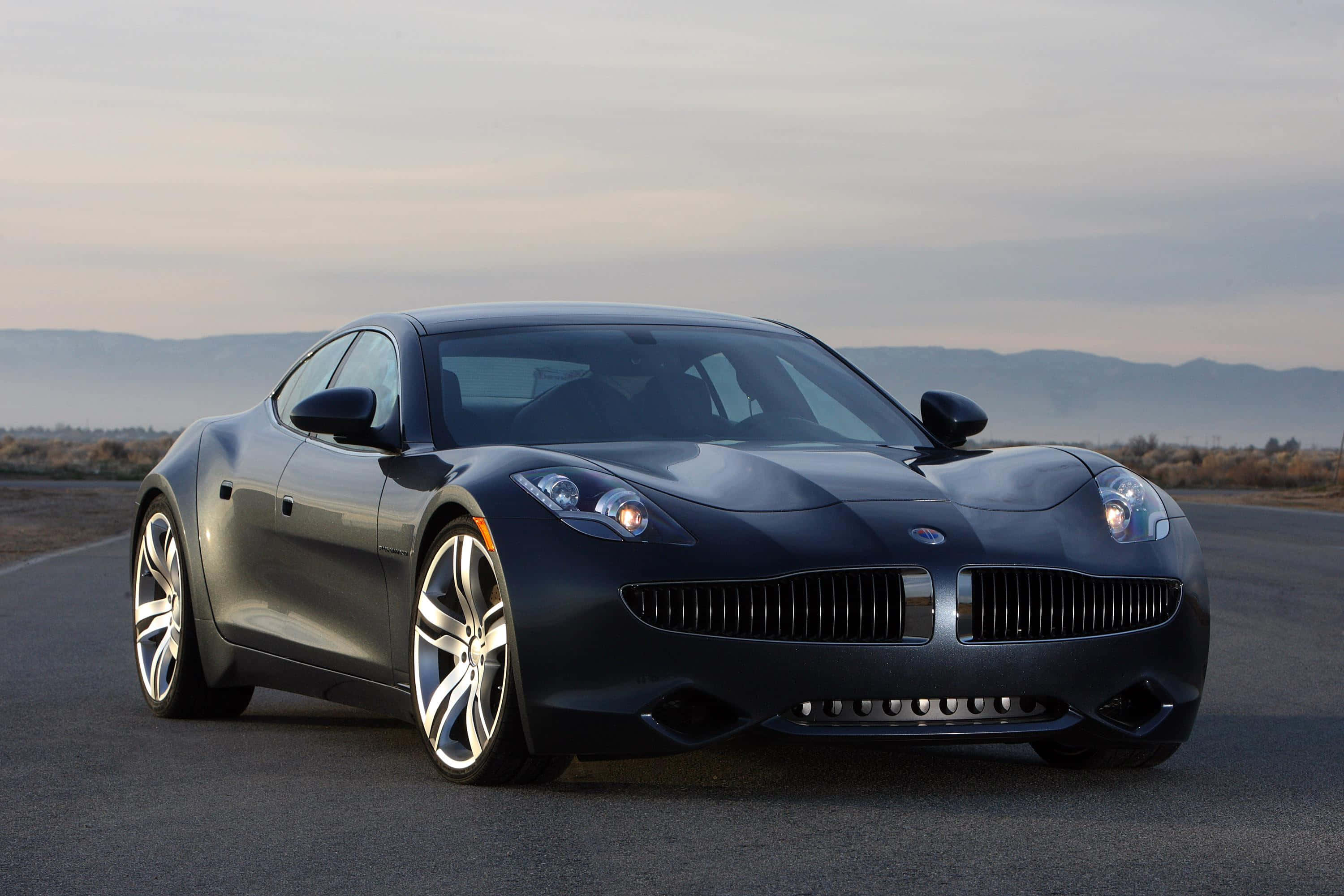 Fisker Karma, gari la kiwekezi la kifahari katika safiri ya pwani ya manzara. Picha ya Ukuta