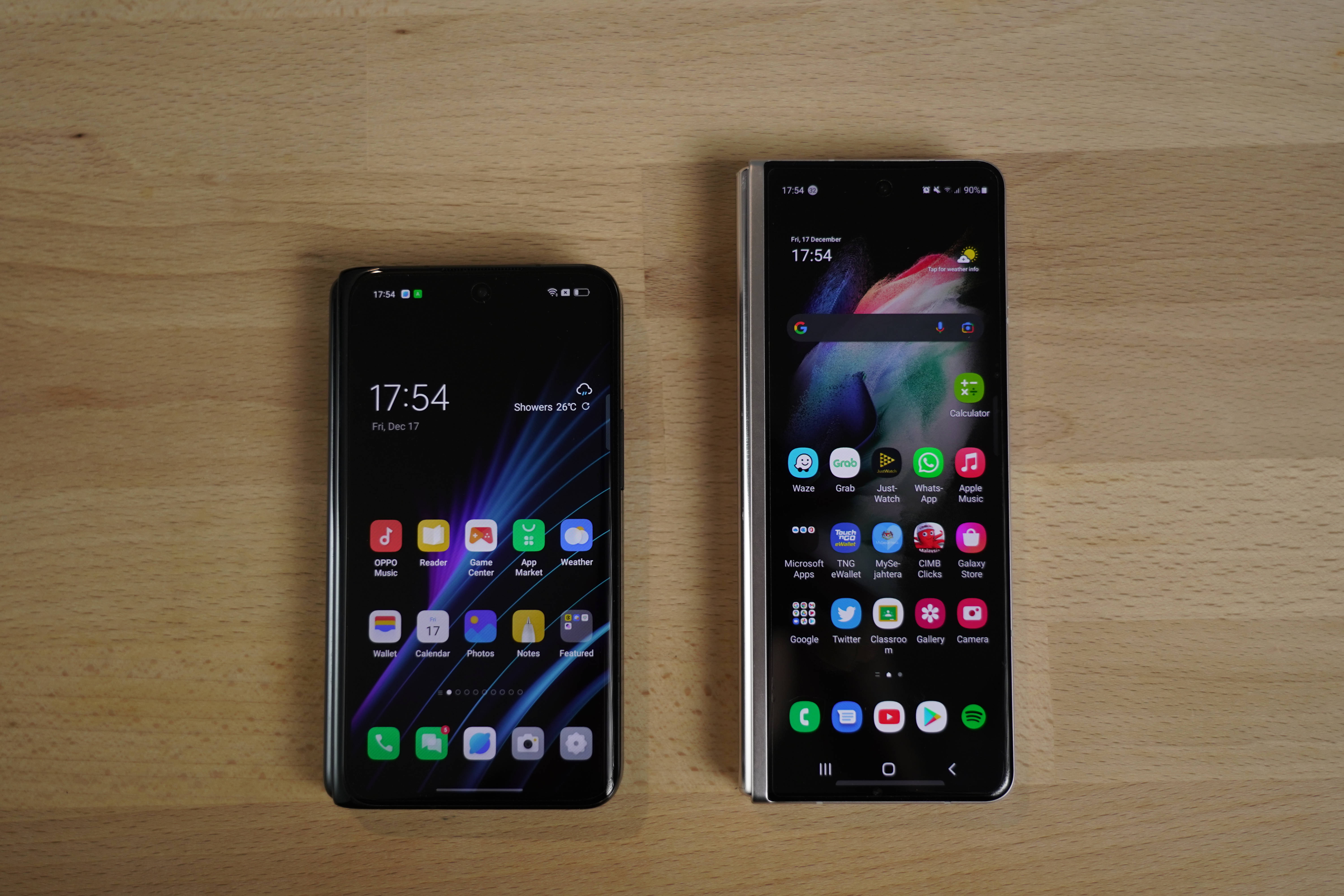 Folded Oppo and Samsung Smartphones Picha ya Ukuta