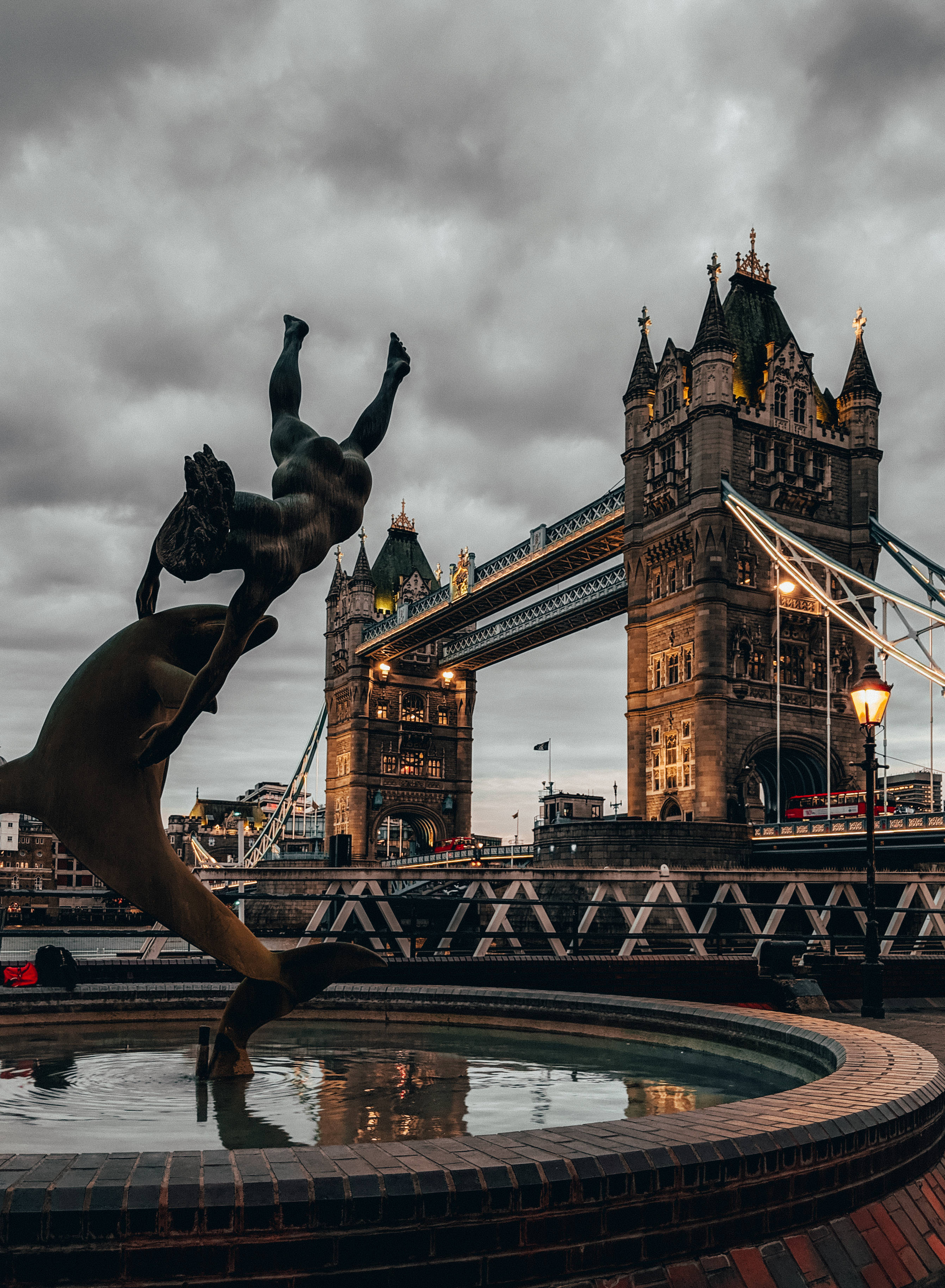 Fountain Near Tower Bridge Picha ya Ukuta