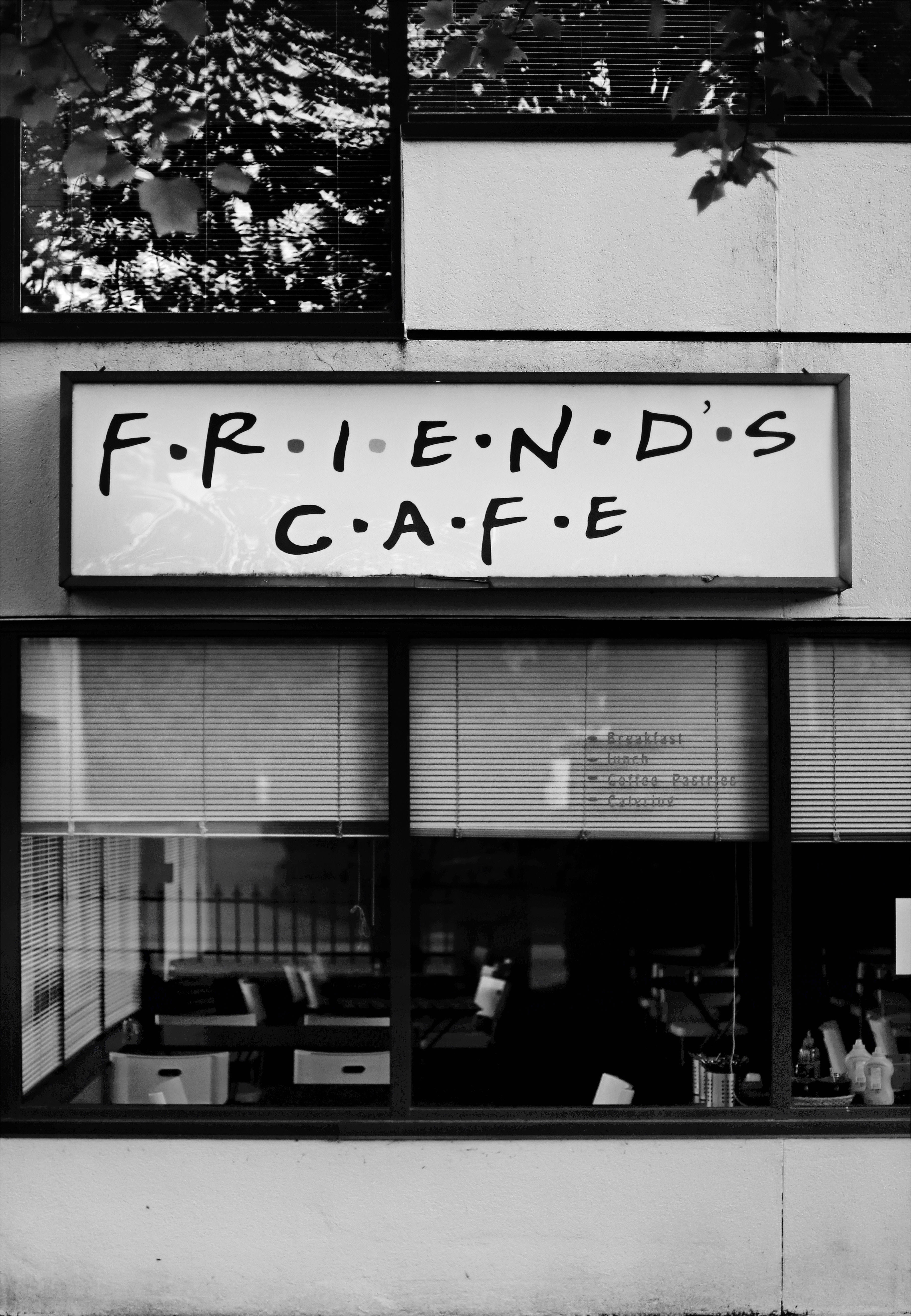 Friends enjoying coffee at Central Perk Cafe Picha ya Ukuta