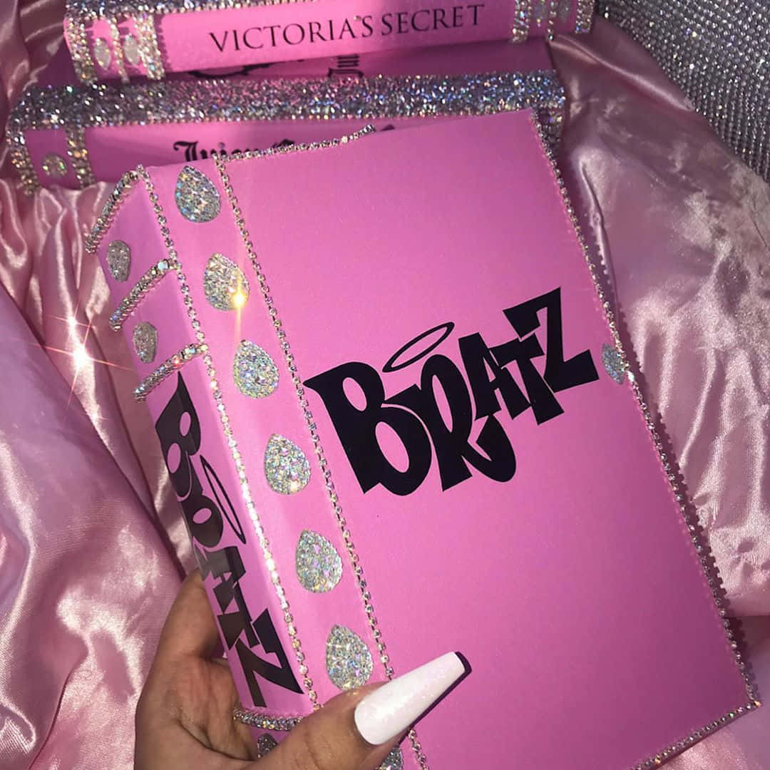 Furahia Kuishi kwa Rangi na Mitindo ya Bratz Picha ya Ukuta